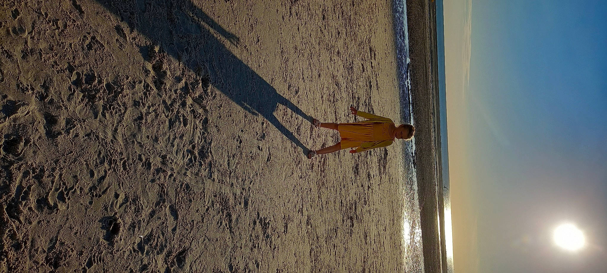 Cassandra a rejoint le concours — aidez-le/la à gagner de superbes lots ! asphalt, beach, coast, fun, human_leg, landscape, leisure, ocean, person, recreation, reflection, road_surface, sand, shadow, sky, tints_and_shades, water, wave, wind_wave, window