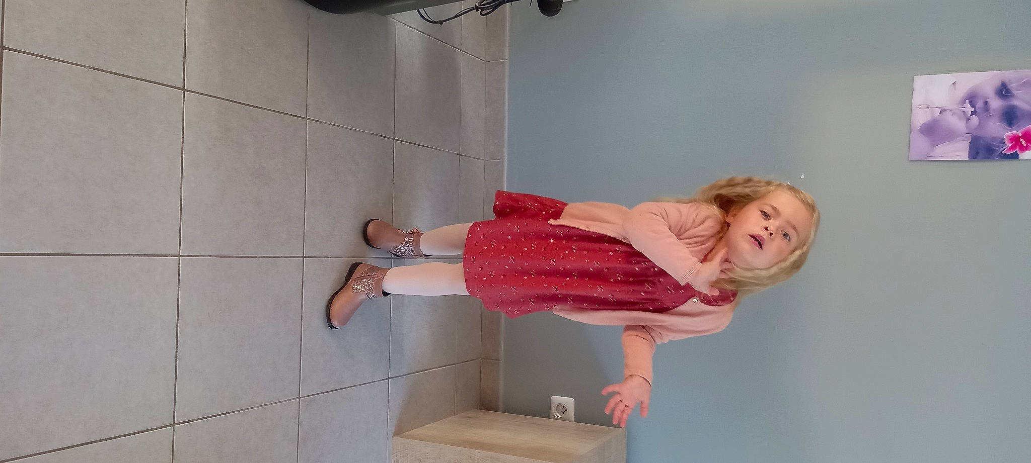 Cassandra a rejoint le concours — aidez-le/la à gagner de superbes lots ! baby_toddler_clothing, child, dress, elbow, flooring, foot, fun, human_leg, joint, knee, leg, magenta, person, pink, room, sandal, thigh, toddler, waist, wood