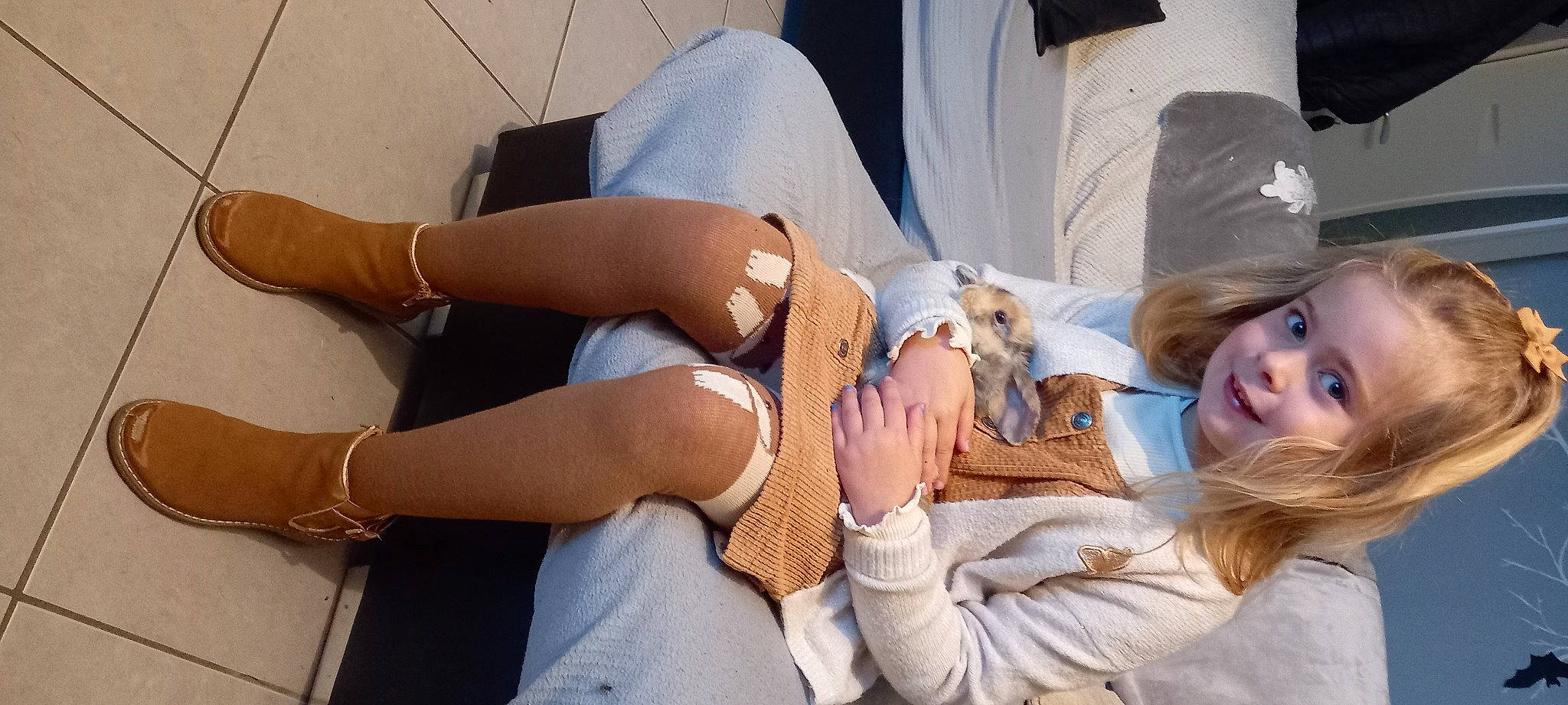 Cassandra participe au concours pour gagner de l'argent avec cette photo : abdomen, clothing, comfort, elbow, eyewear, fashion, finger, foot, human_leg, joint, knee, leg, long_hair, muscle, person, skin, sunglasses, textile, thigh, toy