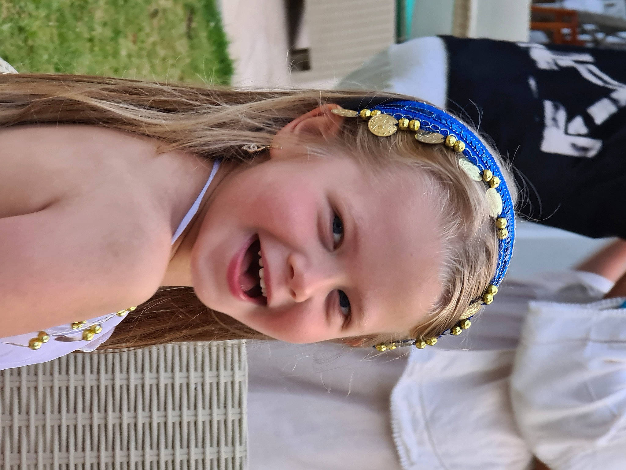 Léna participe au concours pour gagner de l'argent avec cette photo : blond, child, electric_blue, event, facial_expression, fashion_accessory, fun, grass, hairstyle, happy, headgear, headpiece, joy, laugh, leisure, person, portrait_photography, recreation, smile, toddler