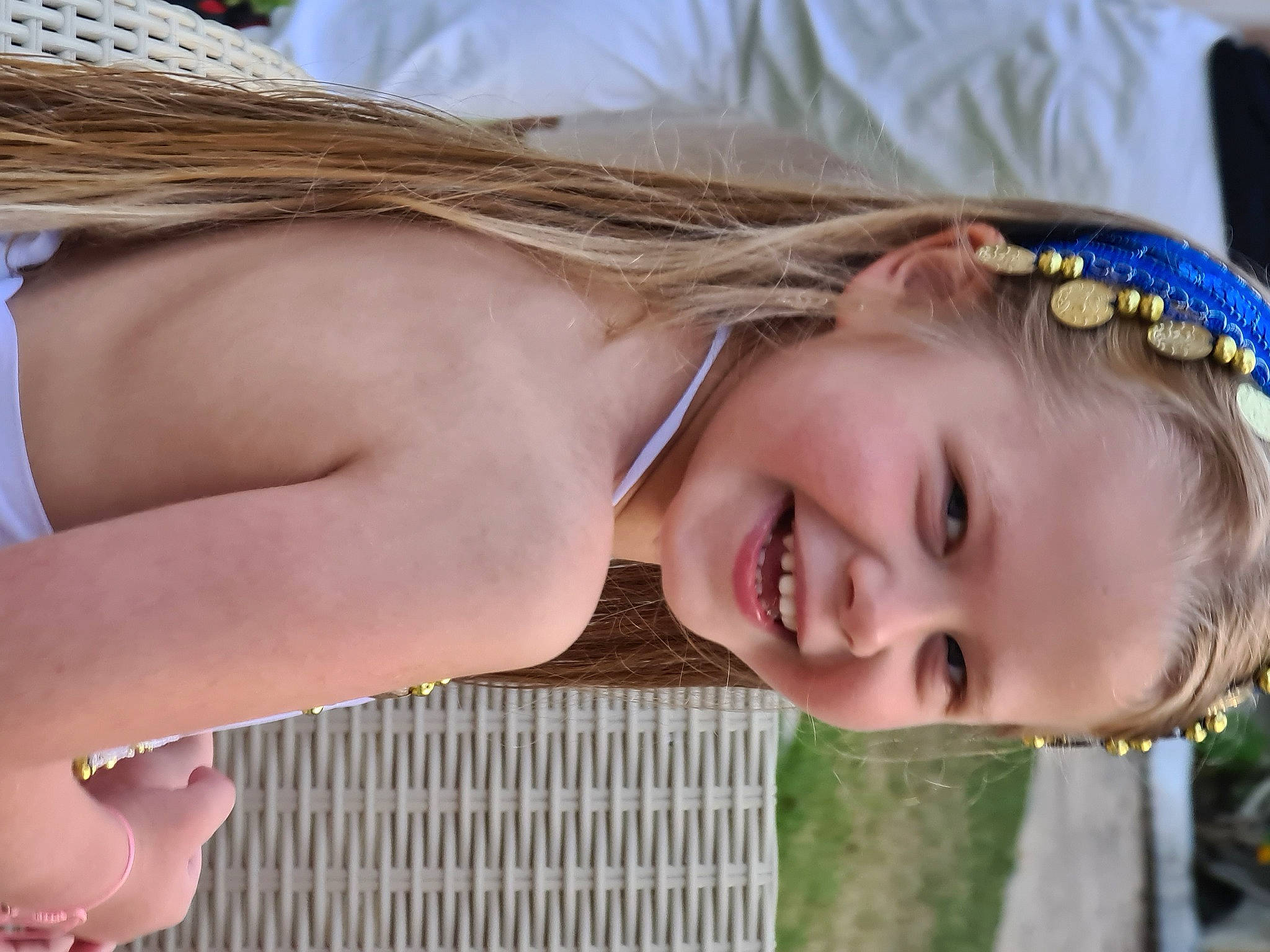 Léna participe au concours pour gagner de l'argent avec cette photo : blond, child, close_up, dress, eyebrow, eyelash, fashion_accessory, flash_photography, fun, grass, happy, headpiece, joy, leisure, people_in_nature, person, skin, smile, summer, toddler