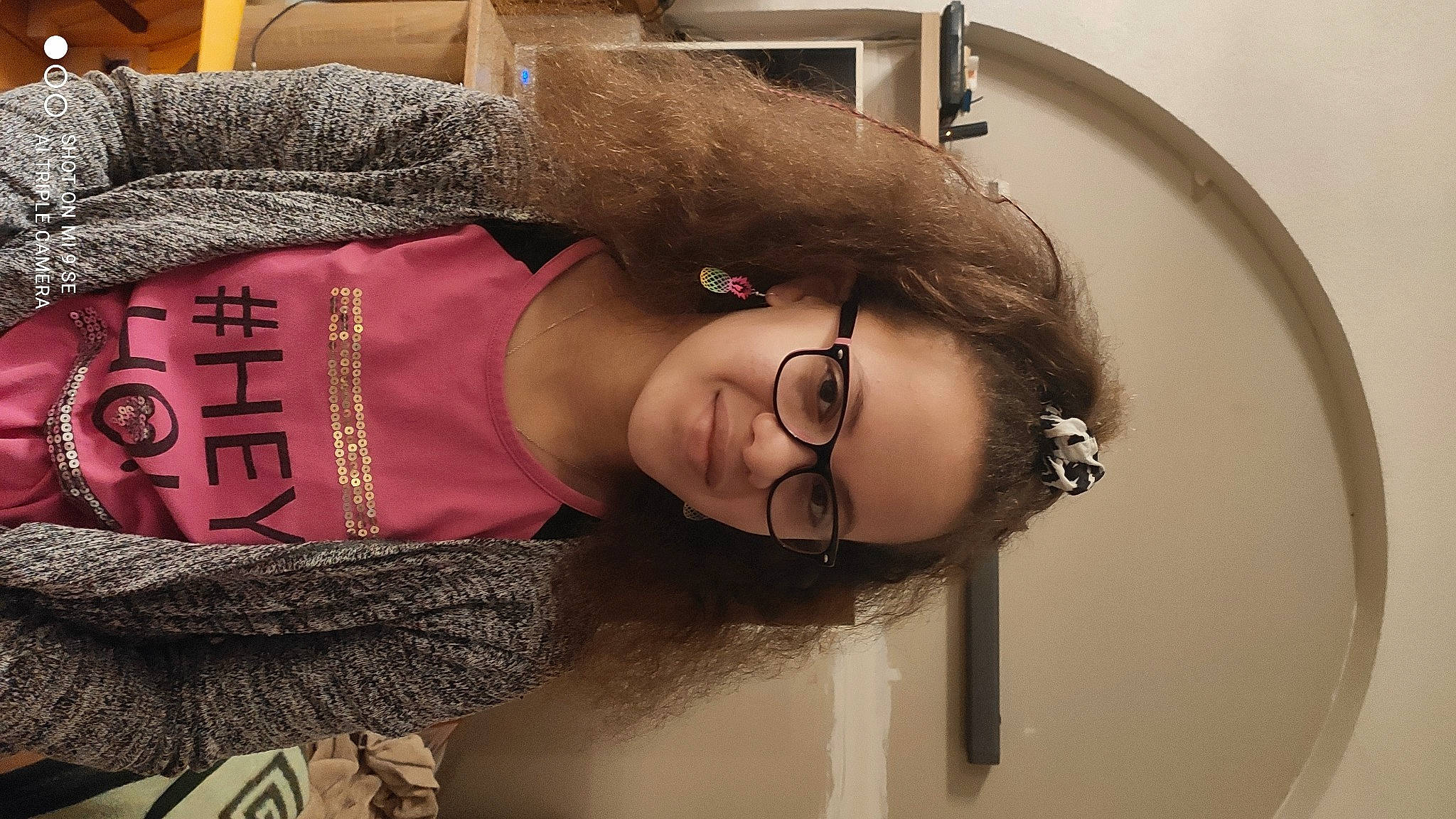 Louna participe au concours pour gagner de l'argent avec cette photo : arm, chin, eye, eyebrow, eyelash, eyewear, face, facial_expression, glasses, hair, hairstyle, head, human_body, joy, lip, mouth, person, shoulder, skin, sleeve