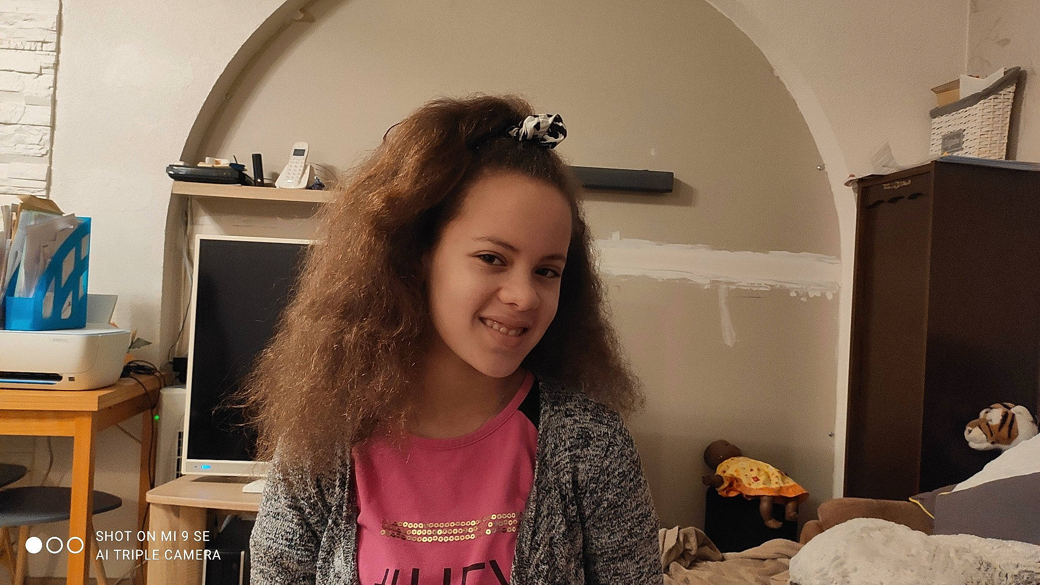 Louna a rejoint le concours — aidez-le/la à gagner de superbes lots ! beauty, black_hair, blond, brown_hair, event, eyelash, eyewear, fashion_design, flash_photography, fun, hair, hairstyle, happy, home_appliance, joy, kitchen, long_hair, person, photograph, room