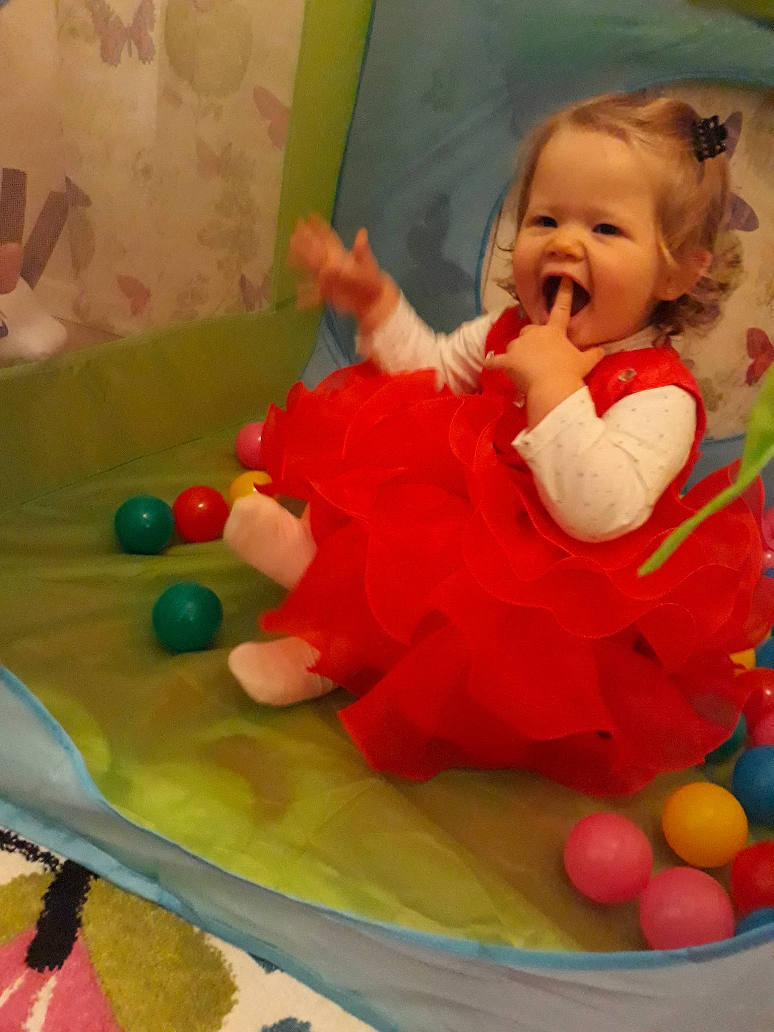 Léna a rejoint le concours — aidez-le/la à gagner de superbes lots ! baby_products, birthday, birthday_cake, cake, cake_decorating, child, fondant, fun, girl, infant, person, play, product, red, sugar_paste, sweetness, toddler, torte, toy