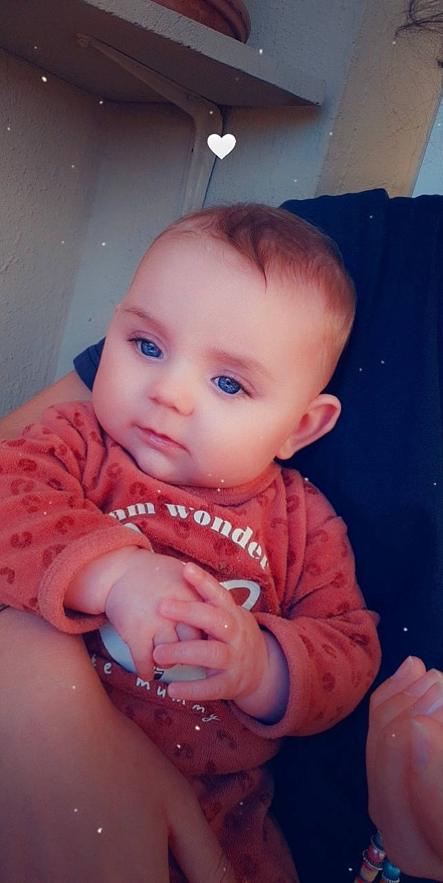 Lesia a rejoint le concours — aidez-le/la à gagner de superbes lots ! arm, baby_toddler_clothing, cheek, chin, cool, eye, face, finger, flash_photography, hairstyle, hand, happy, human_body, iris, lip, mouth, nose, person, skin, sleeve