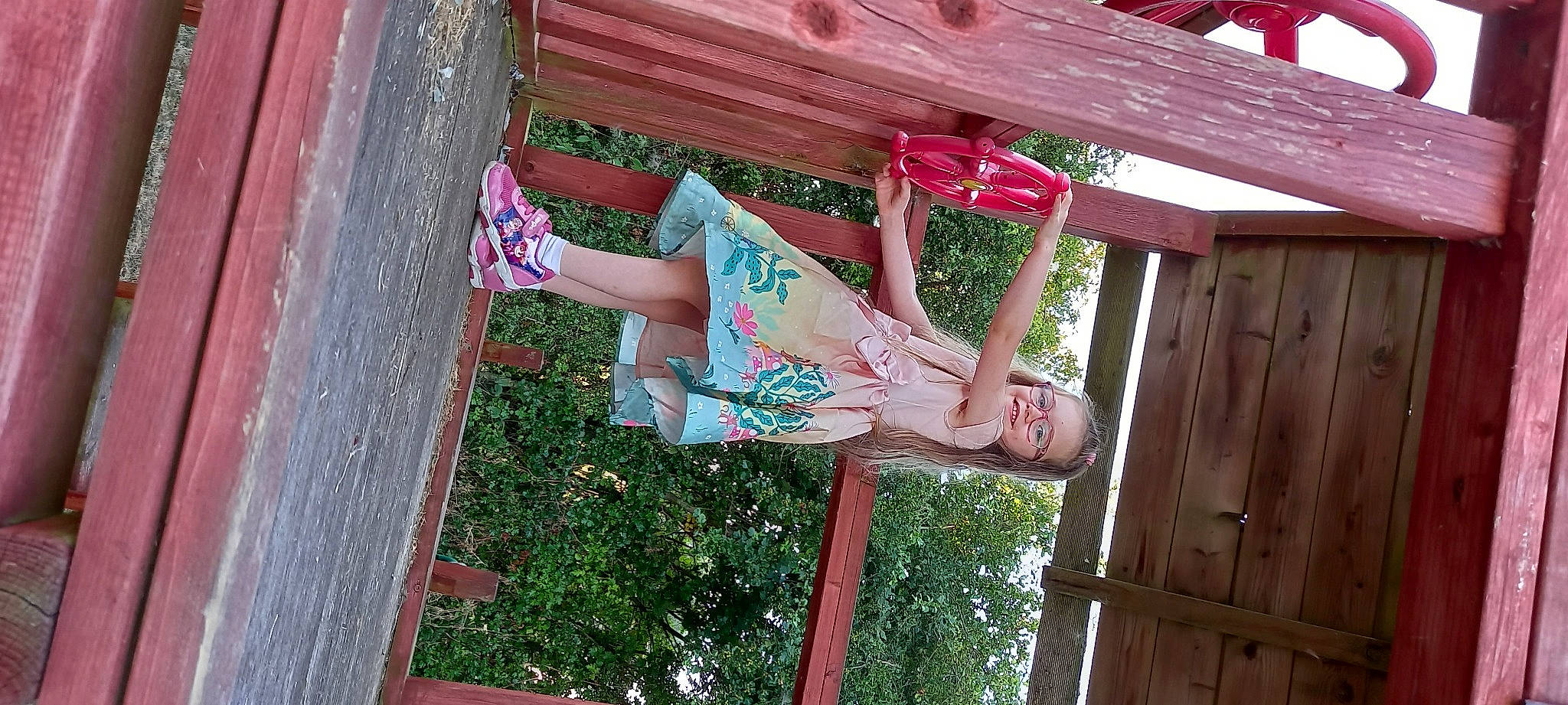 Zaley a rejoint le concours — aidez-le/la à gagner de superbes lots ! building, elbow, flesh, fun, grass, happy, hardwood, leisure, magenta, person, pink, plank, red, thigh, tree, wood, wood_stain, wrist