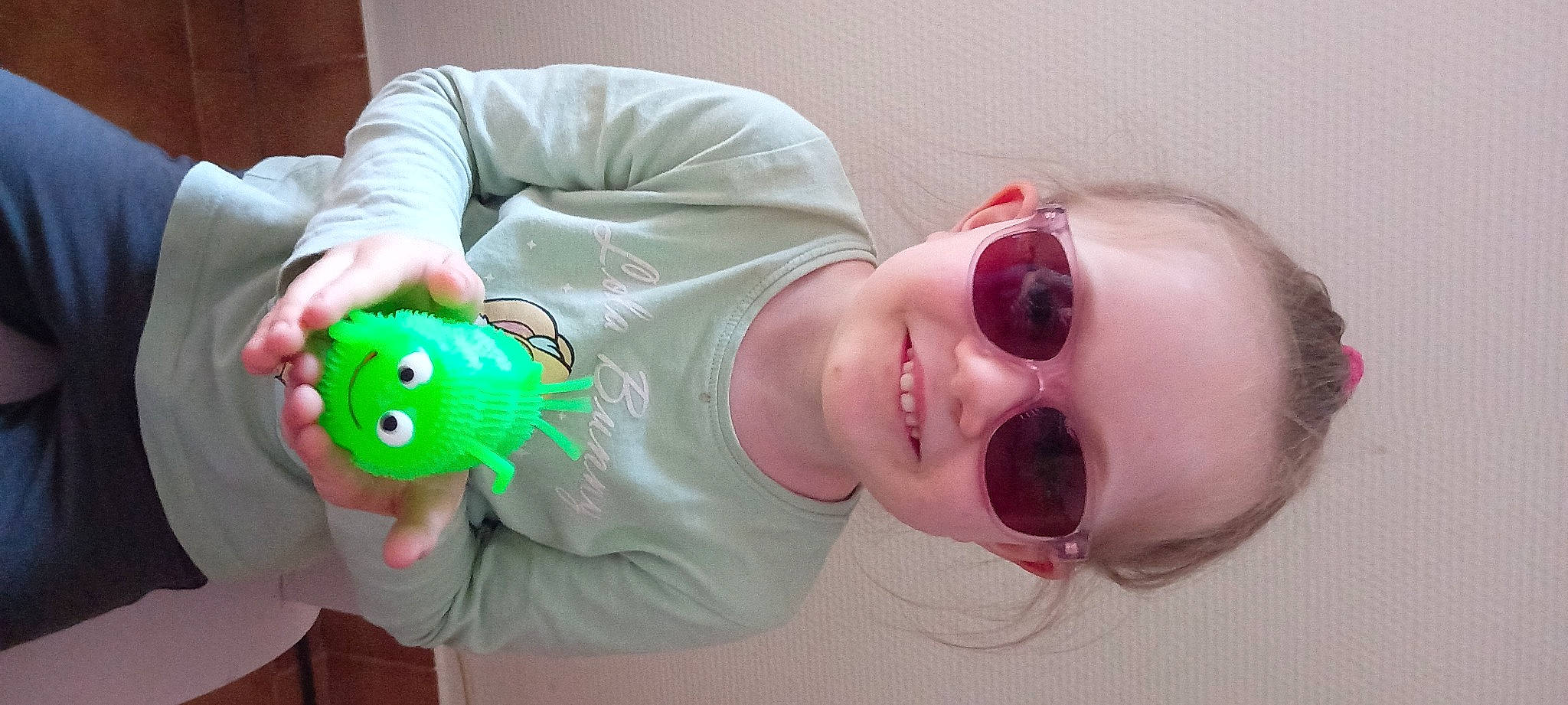 Zaley a rejoint le concours — aidez-le/la à gagner de superbes lots ! baby, child, ear, eyelash, eyewear, finger, fun, glasses, happy, joy, mammal, mouth, nose, organ, person, skin, smile, sunglasses, thumb, toddler