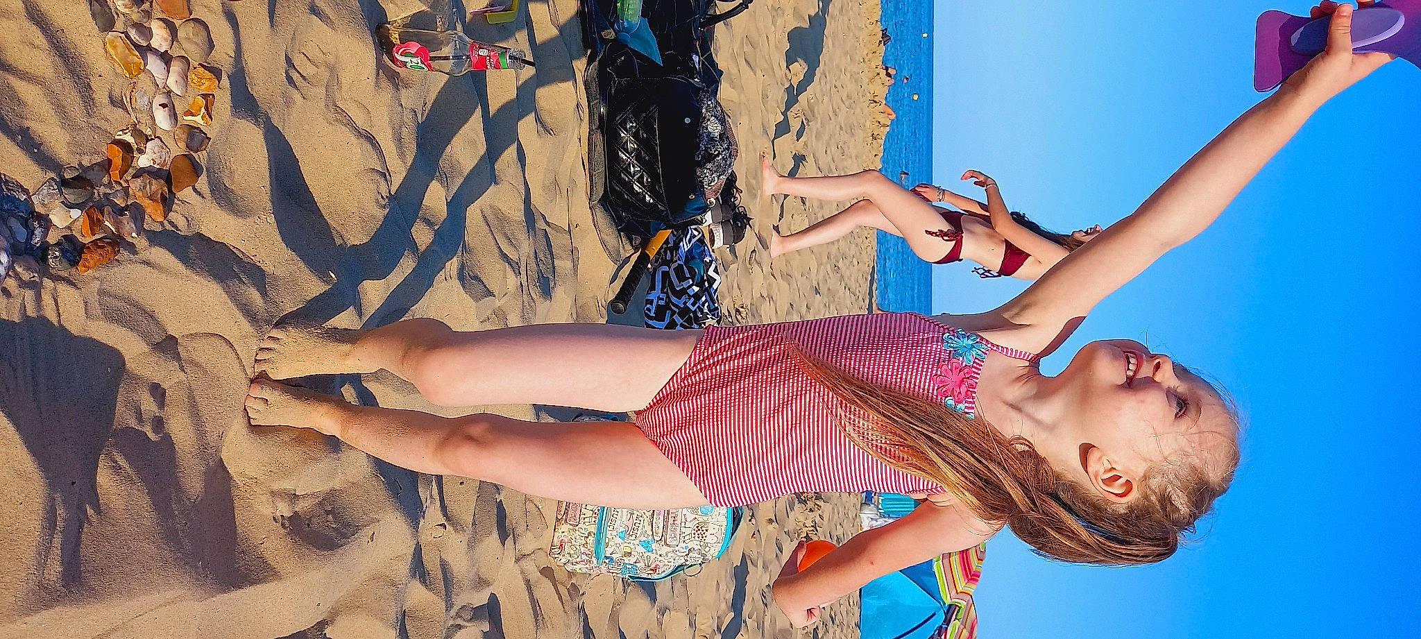 Zaley participe au concours pour gagner de l'argent avec cette photo : barefoot, cool, electric_blue, fashion_design, finger, foot, fun, gesture, hairstyle, happy, human_leg, joy, knee, leisure, long_hair, pattern, people_in_nature, person, smile, sunlight