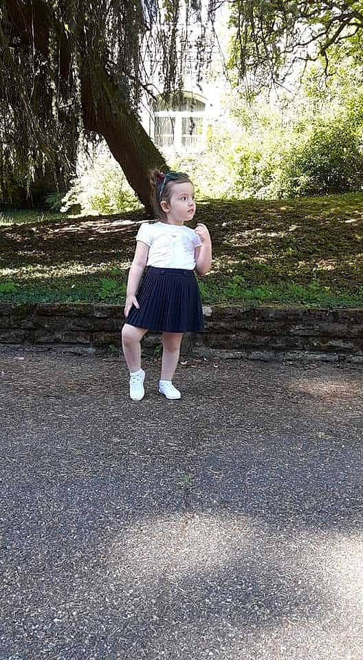 Eiden a rejoint le concours — aidez-le/la à gagner de superbes lots ! asphalt, branch, forest, gesture, grass, happy, human_leg, knee, leg, leisure, people_in_nature, person, plant, recreation, road_surface, street_fashion, thigh, tints_and_shades, tree, trunk