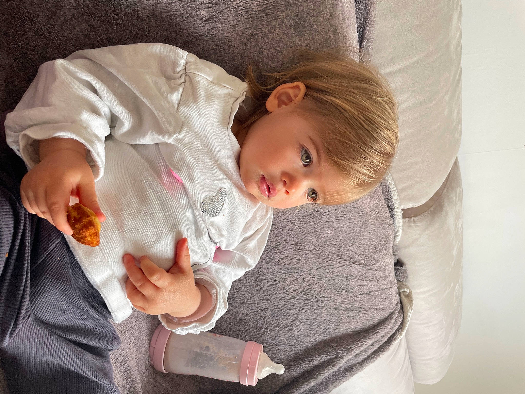 Livia participe au concours pour gagner de l'argent avec cette photo : baby, baby_products, baby_toddler_clothing, cheek, child, comfort, eye, finger, gesture, hand, happy, human_body, lip, mouth, nose, person, sitting, skin, sleeve, textile