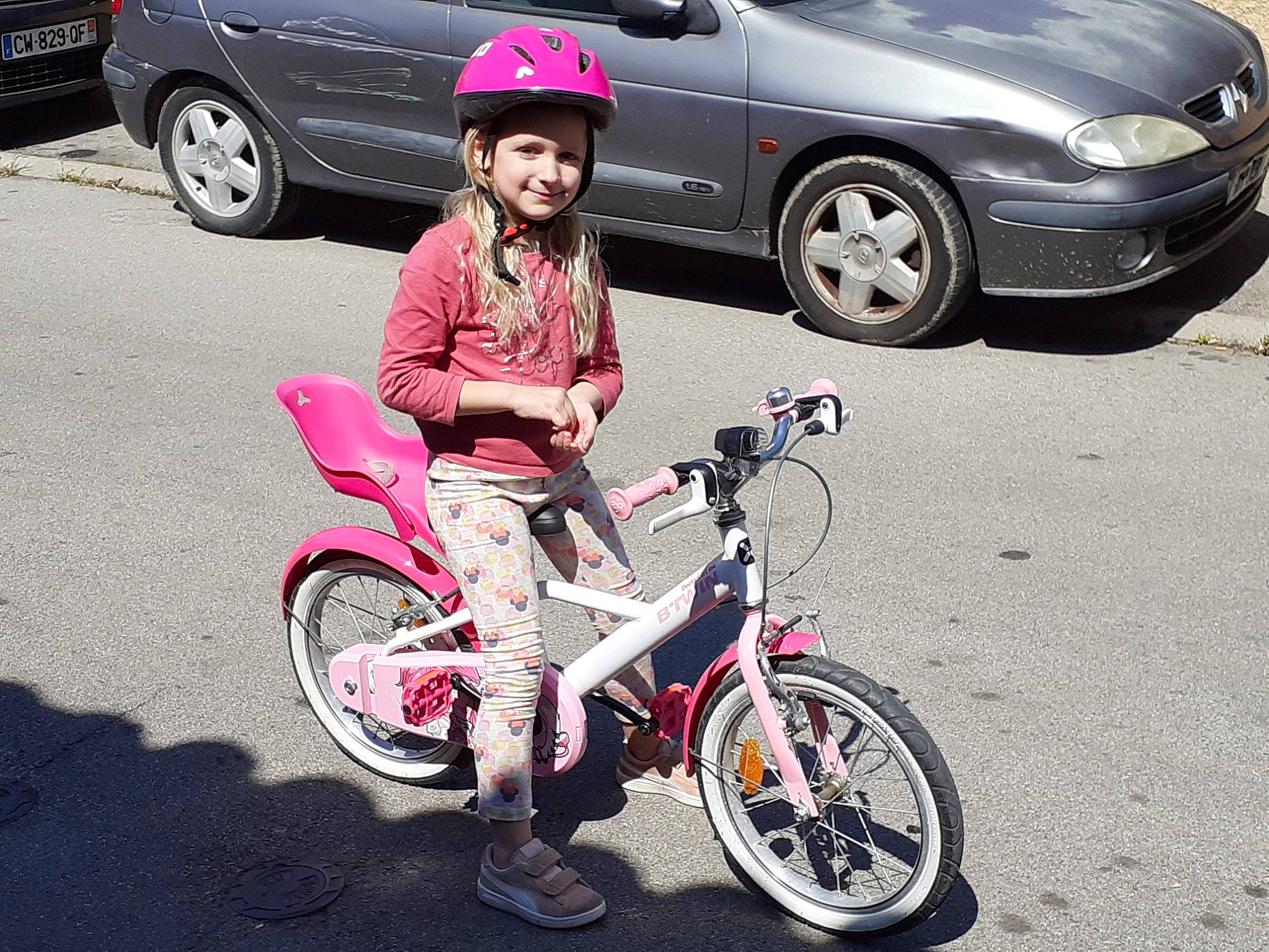 Sousou participe au concours pour gagner de l'argent avec cette photo : auto_part, bicycle, bicycle_accessory, bicycle_wheel, bicycles_equipment_and_supplies, car, compact_car, cycling, family_car, headwear, joy, land_vehicle, mode_of_transport, person, pink, recreation, rim, road, sports_equipment, street