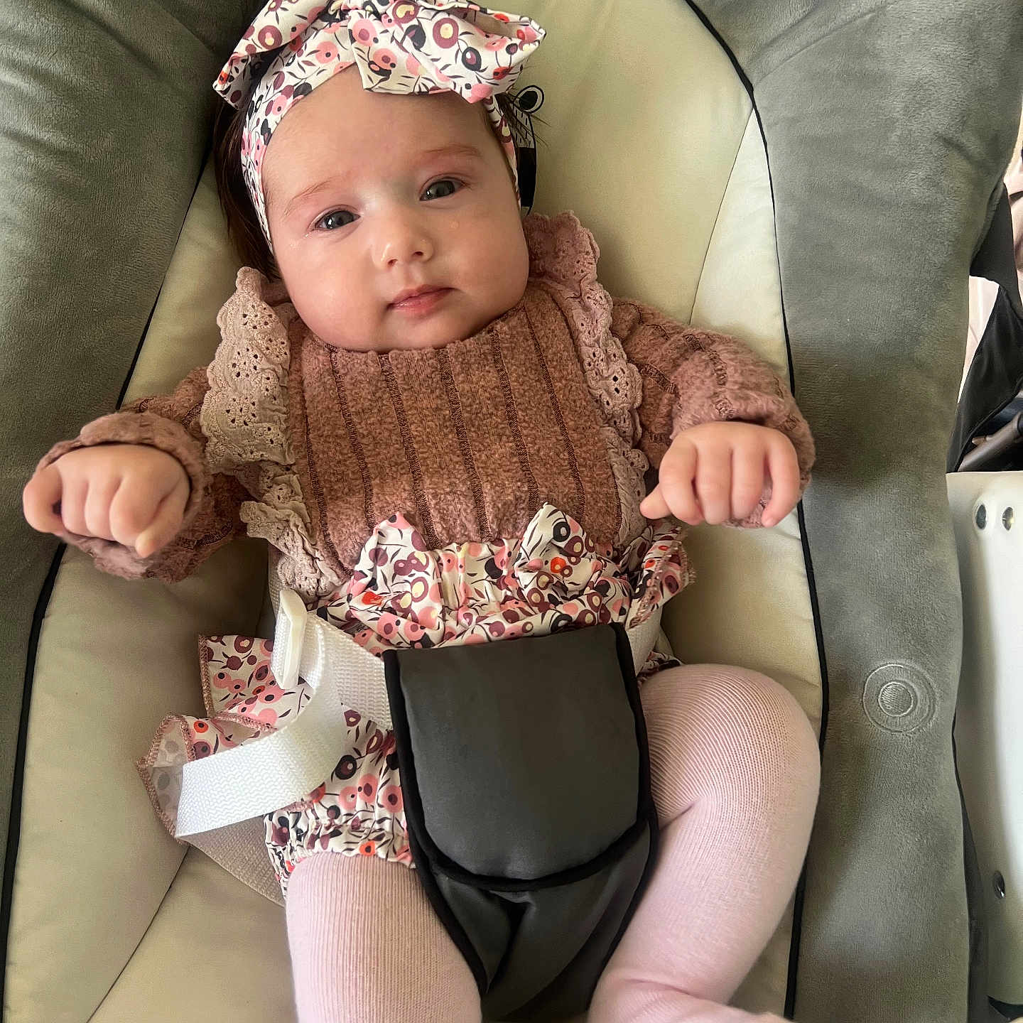 émie participe au concours pour gagner de l'argent avec cette photo : baby, infant, child, headband, pink_clothing, knitted_sweater, baby_seat, cushion, straps, face, portrait, cute, indoors, comfort, small_hands, tights, floral_pattern, looking_at_camera, soft_lighting, relaxing