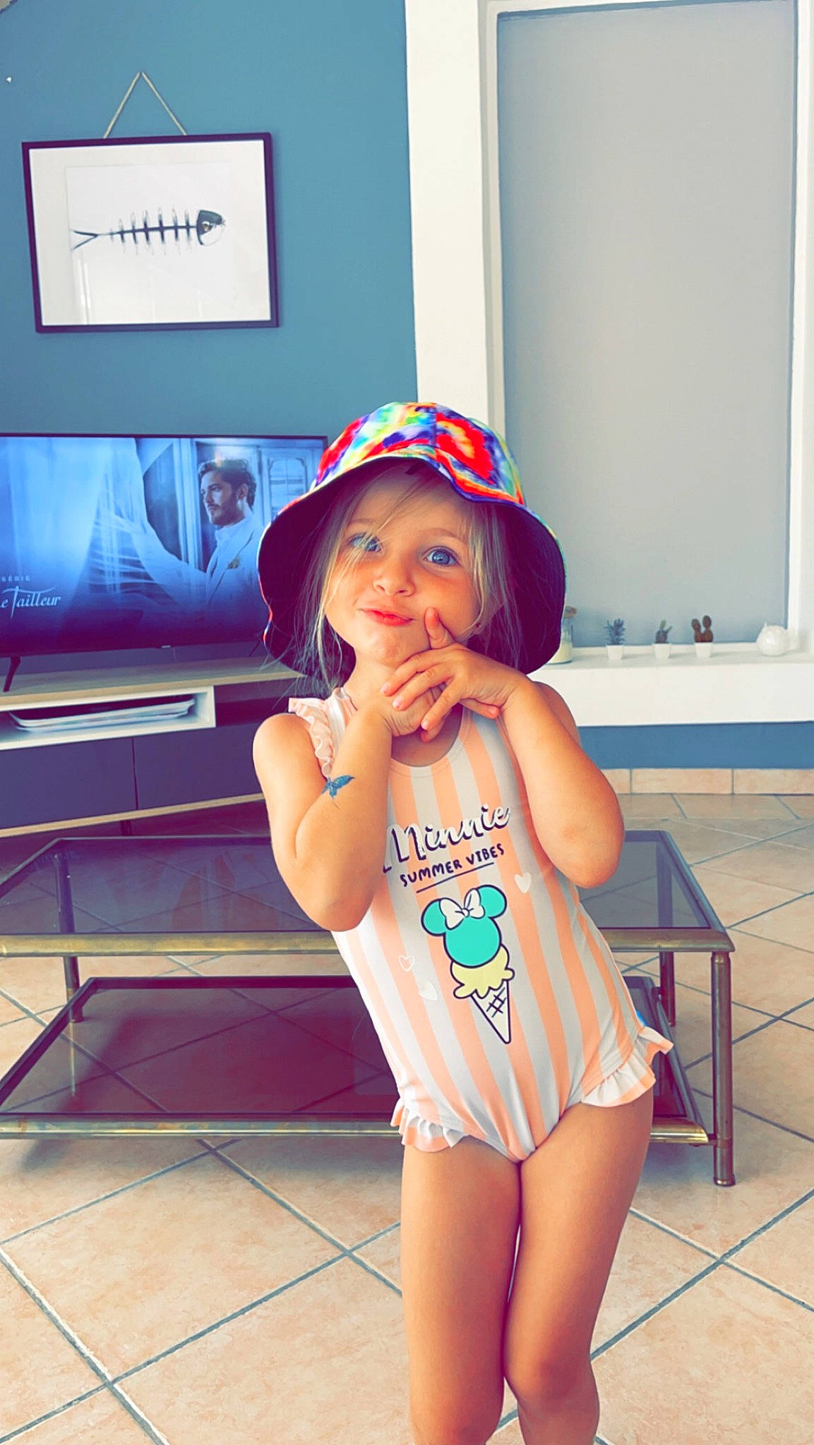 Elena participe au concours pour gagner de l'argent avec cette photo : cap, child, electric_blue, fashion_accessory, flooring, fun, hat, headwear, human_leg, leisure, leotard, magenta, one_piece_swimsuit, person, sportswear, sun_hat, swimwear, television, thigh, undergarment