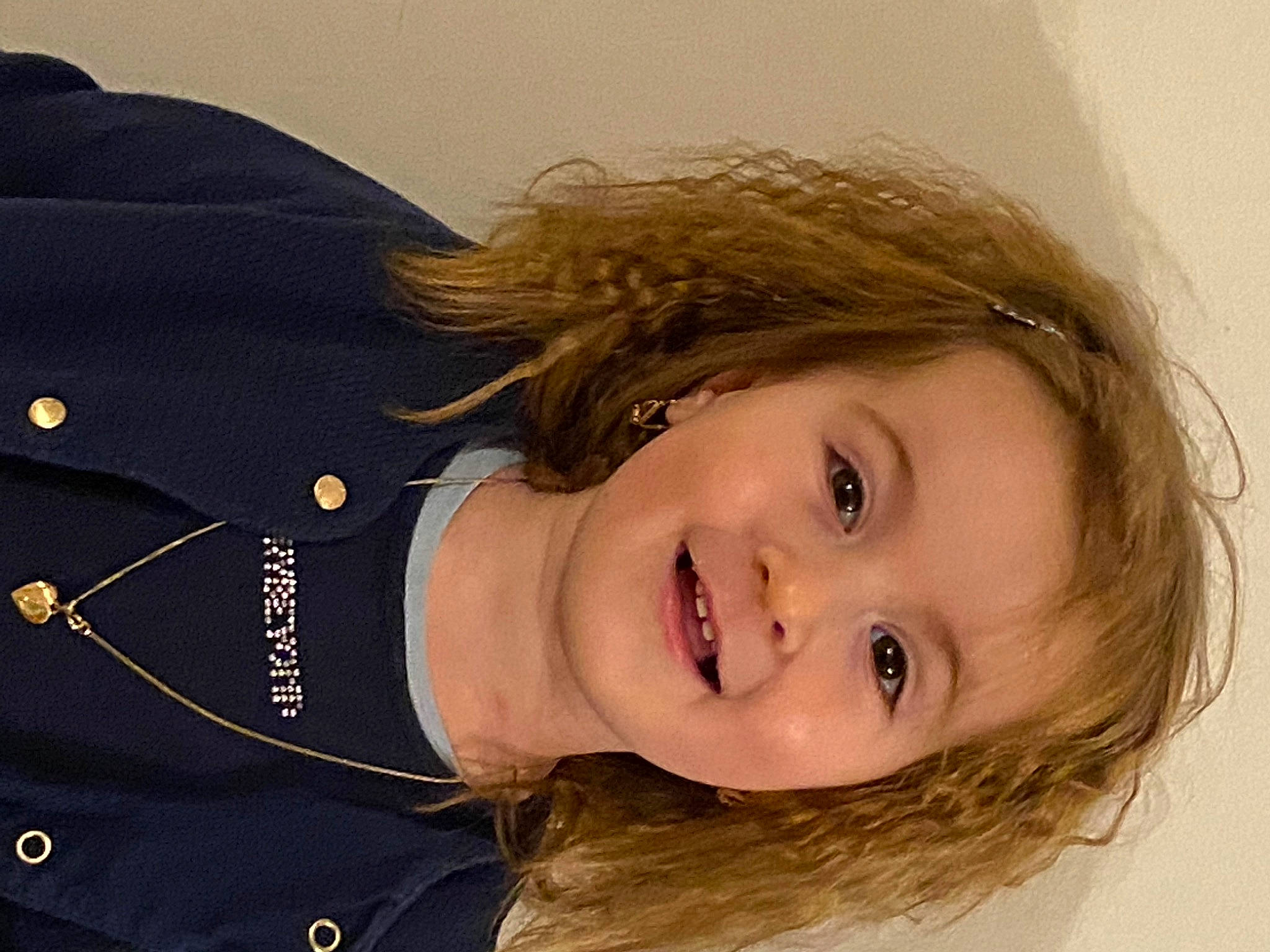 Emy participe au concours pour gagner de l'argent avec cette photo : cheek, electric_blue, eye, eyebrow, eyelash, face, fashion_accessory, flash_photography, gesture, happy, jaw, joy, laugh, layered_hair, lip, neck, nose, person, skin, sleeve