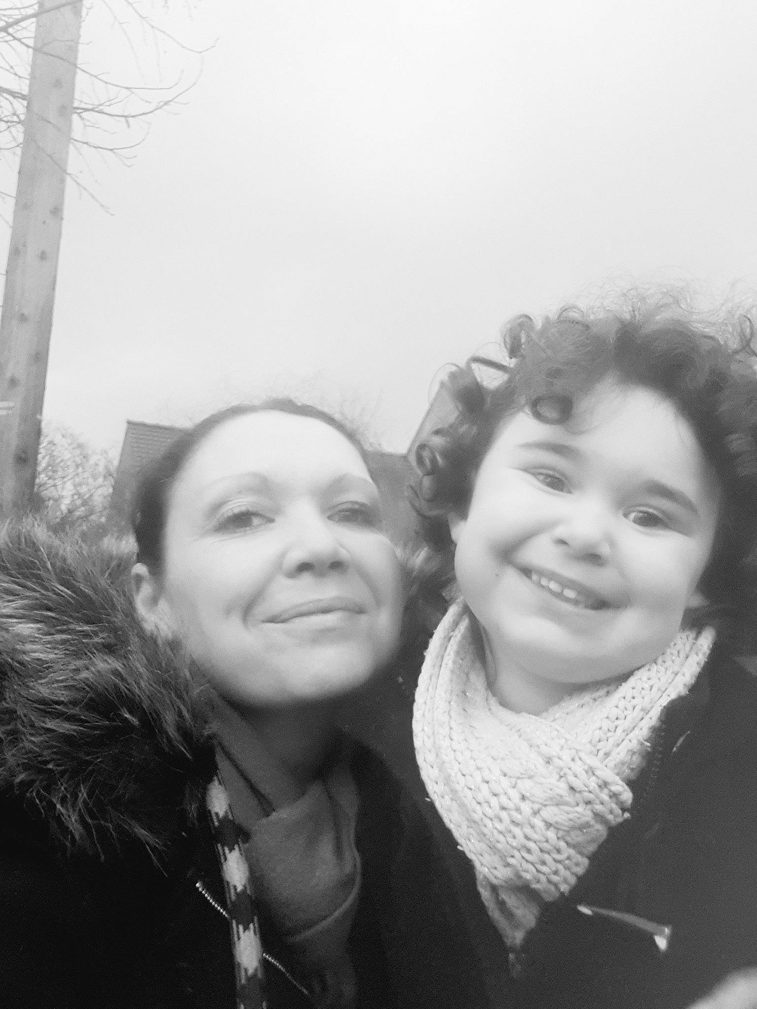 Hannah a rejoint le concours — aidez-le/la à gagner de superbes lots ! black, black_and_white, cool, eyebrow, facial_expression, flash_photography, friendship, fun, gesture, grass, happy, interaction, iris, joy, monochrome, monochrome_photography, person, sky, smile, standing