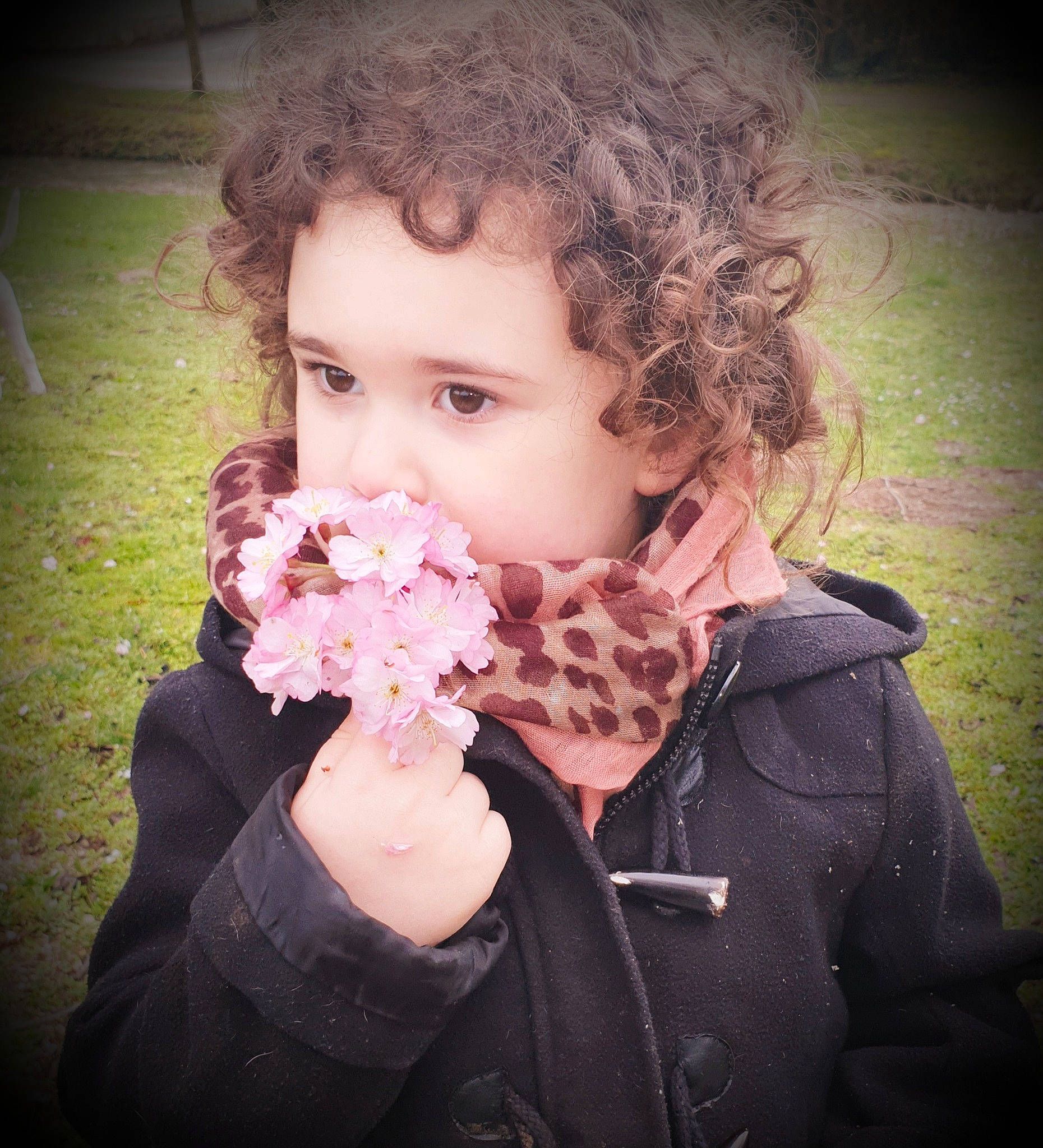 Hannah participe au concours pour gagner de l'argent avec cette photo : beard, blond, clothing, cloud, cool, eyelash, flash_photography, flower, gesture, grass, happy, iris, lip, long_hair, neck, people_in_nature, person, petal, pink, plant