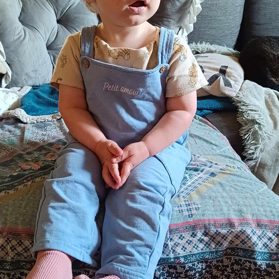 Louis a rejoint le concours — aidez-le/la à gagner de superbes lots ! architecture, baby, building, clothing, couch, cushion, face, furniture, head, homedecor, hosiery, indoors, jeans, linen, livingroom, pants, person, room, sitting, sock