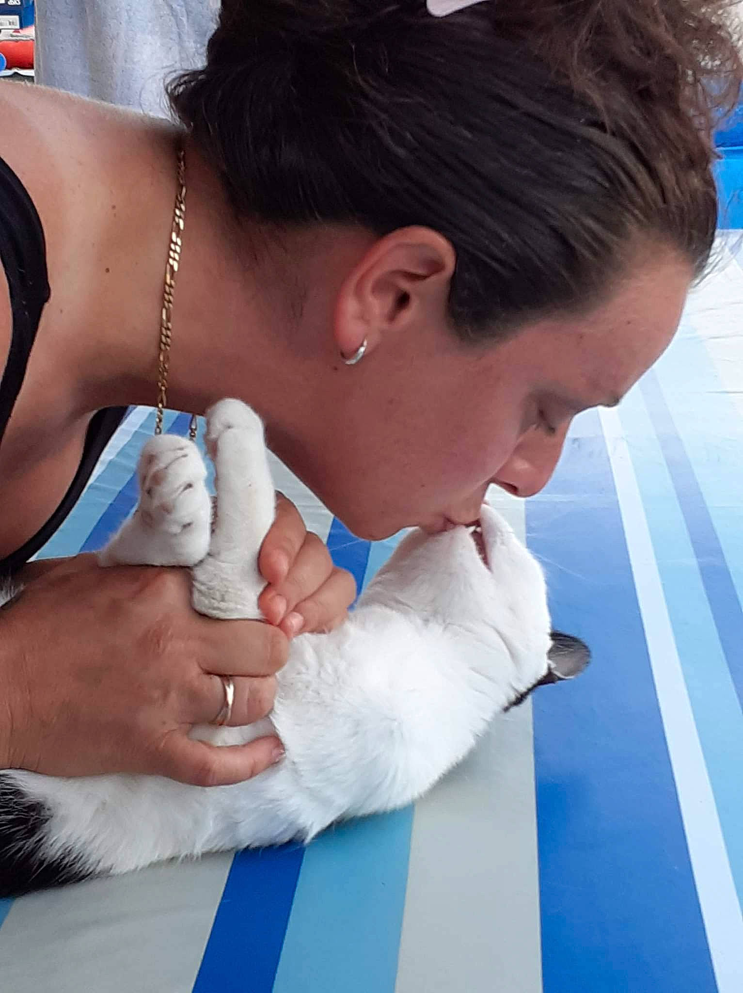 Xena participe au concours pour gagner de l'argent avec cette photo : azure, blue, chest, dress, elbow, electric_blue, event, eyelash, finger, gesture, hand, health_care, human_body, joint, medical, nail, neck, service, skin, wrist