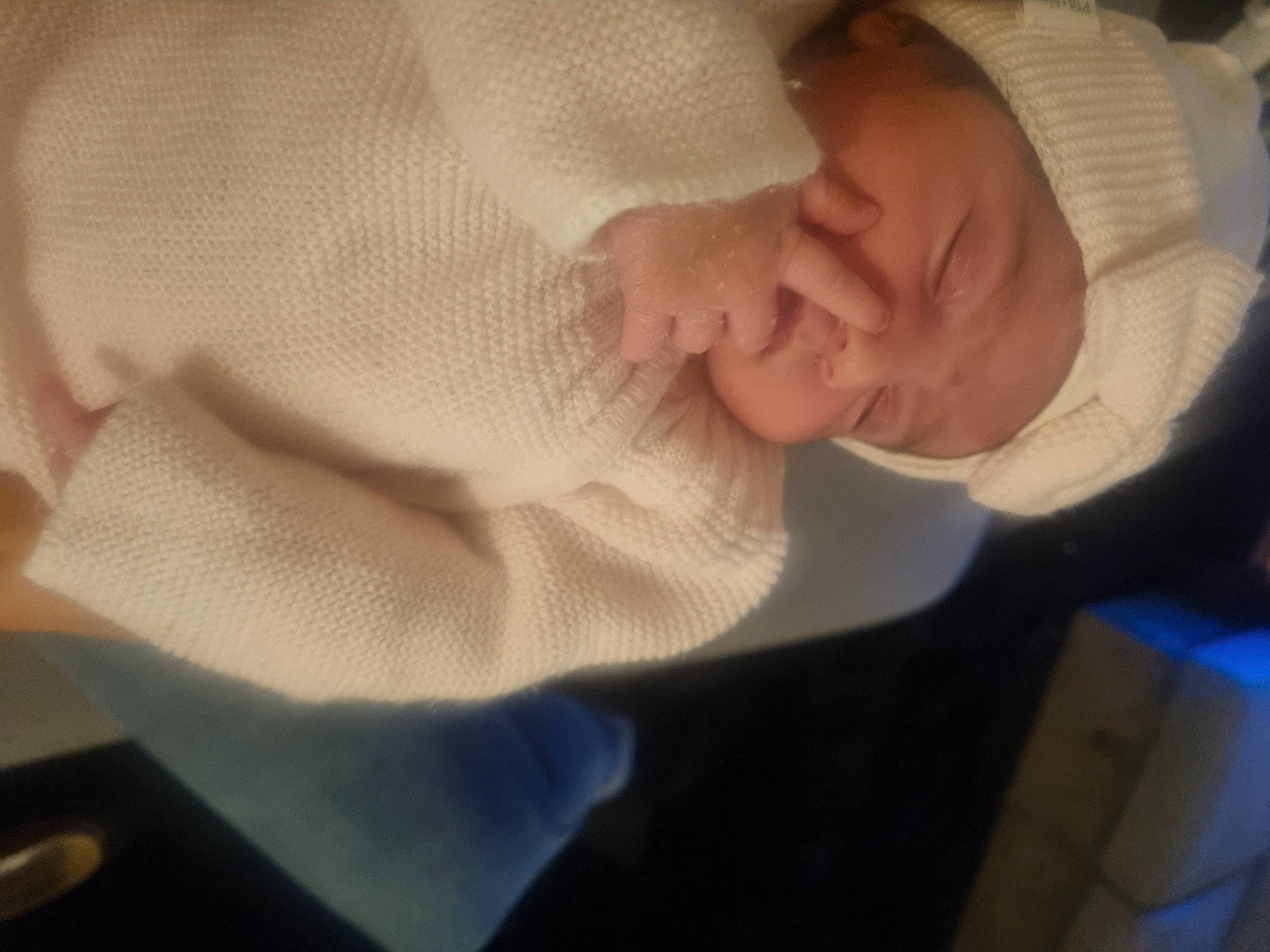 Assia a rejoint le concours — aidez-le/la à gagner de superbes lots ! baby, baby_sleeping, child, comfort, elbow, finger, flesh, gesture, human_body, linens, mammal, mouth, nap, neck, person, room, sleep, sleeve, thumb, toddler