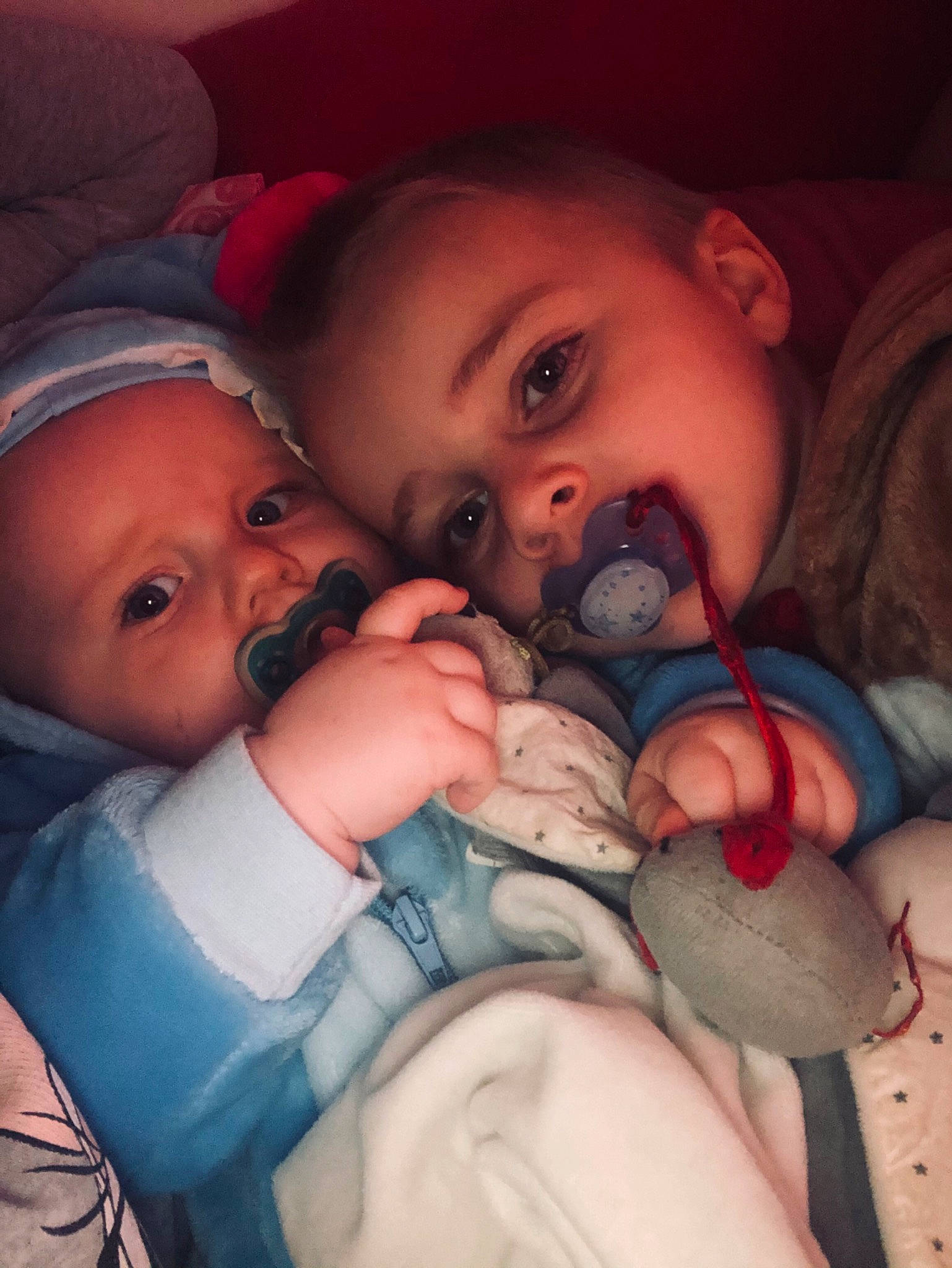 Kyliann participe au concours pour gagner de l'argent avec cette photo : cheek, chin, comfort, ear, eye, eyebrow, eyelash, finger, gesture, hairstyle, hand, human_body, iris, lip, mammal, mouth, nose, organ, person, product