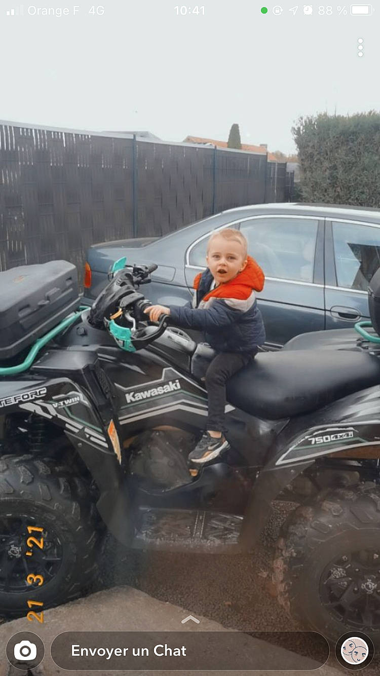 Kyliann a rejoint le concours — aidez-le/la à gagner de superbes lots ! alloy_wheel, automotive_design, automotive_exterior, automotive_lighting, automotive_tire, bumper, fender, helmet, hood, mode_of_transport, motor_vehicle, motorcycle, motorsport, person, rim, sky, synthetic_rubber, tire, tread, vehicle