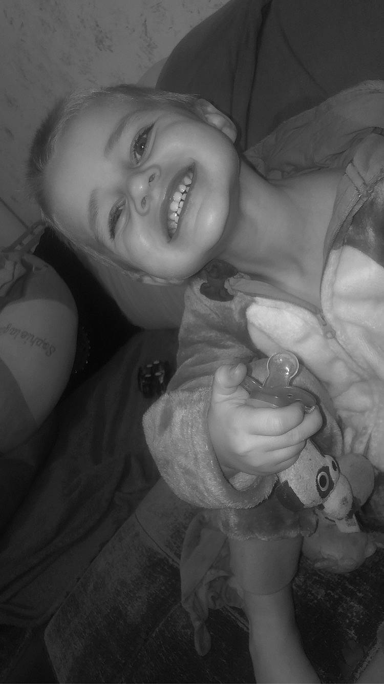 Kyliann a rejoint le concours — aidez-le/la à gagner de superbes lots ! arm, black, black_and_white, chest, elbow, eye, eyebrow, face, finger, flash_photography, gesture, hand, happy, interaction, iris, joy, lip, mouth, person, smile