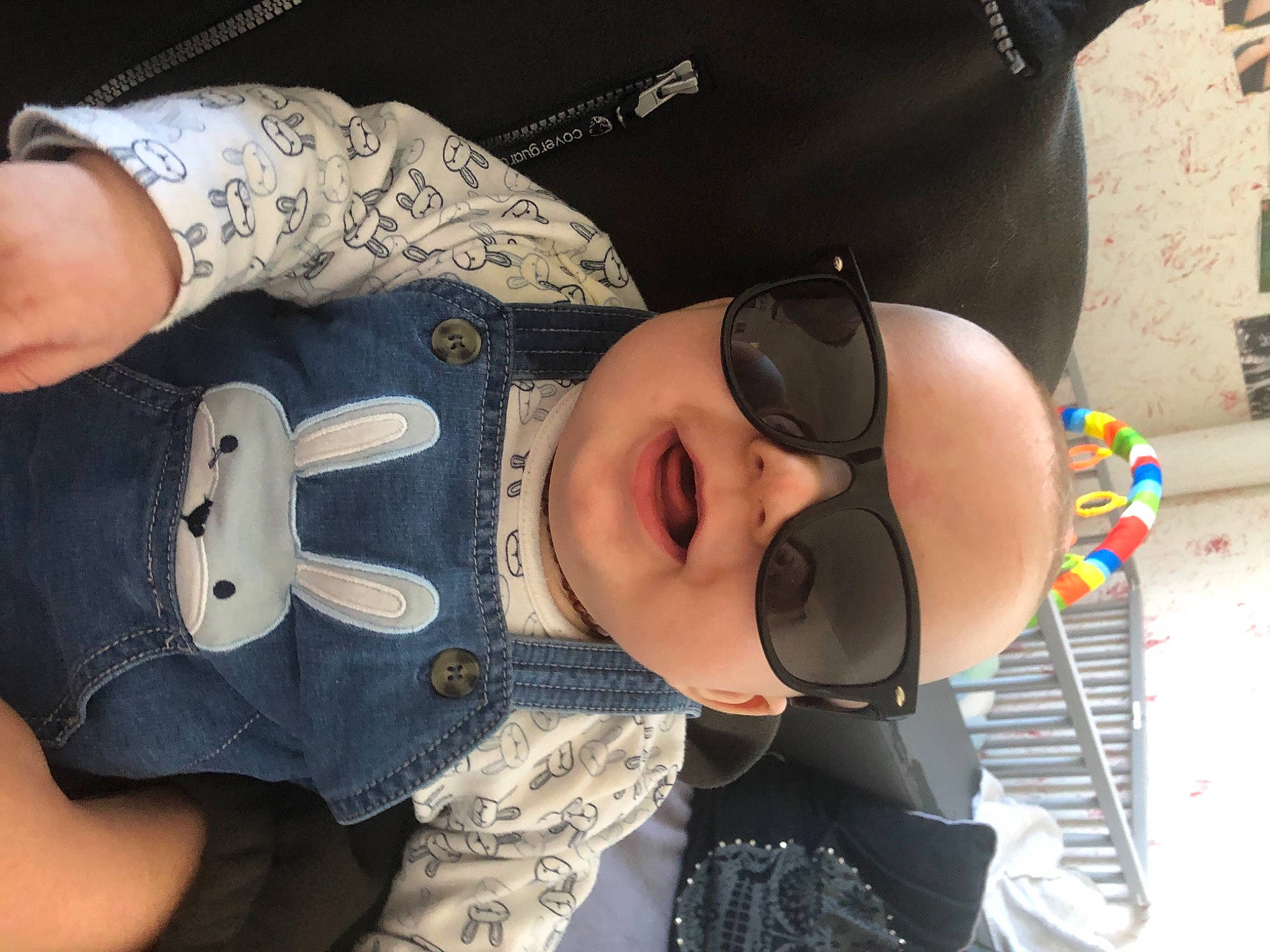 Kayden a rejoint le concours — aidez-le/la à gagner de superbes lots ! baby, baby_toddler_clothing, cheek, cool, eyewear, finger, glasses, goggles, hat, headgear, helmet, mouth, nail, nose, person, personal_protective_equipment, skin, sleeve, smile, sunglasses