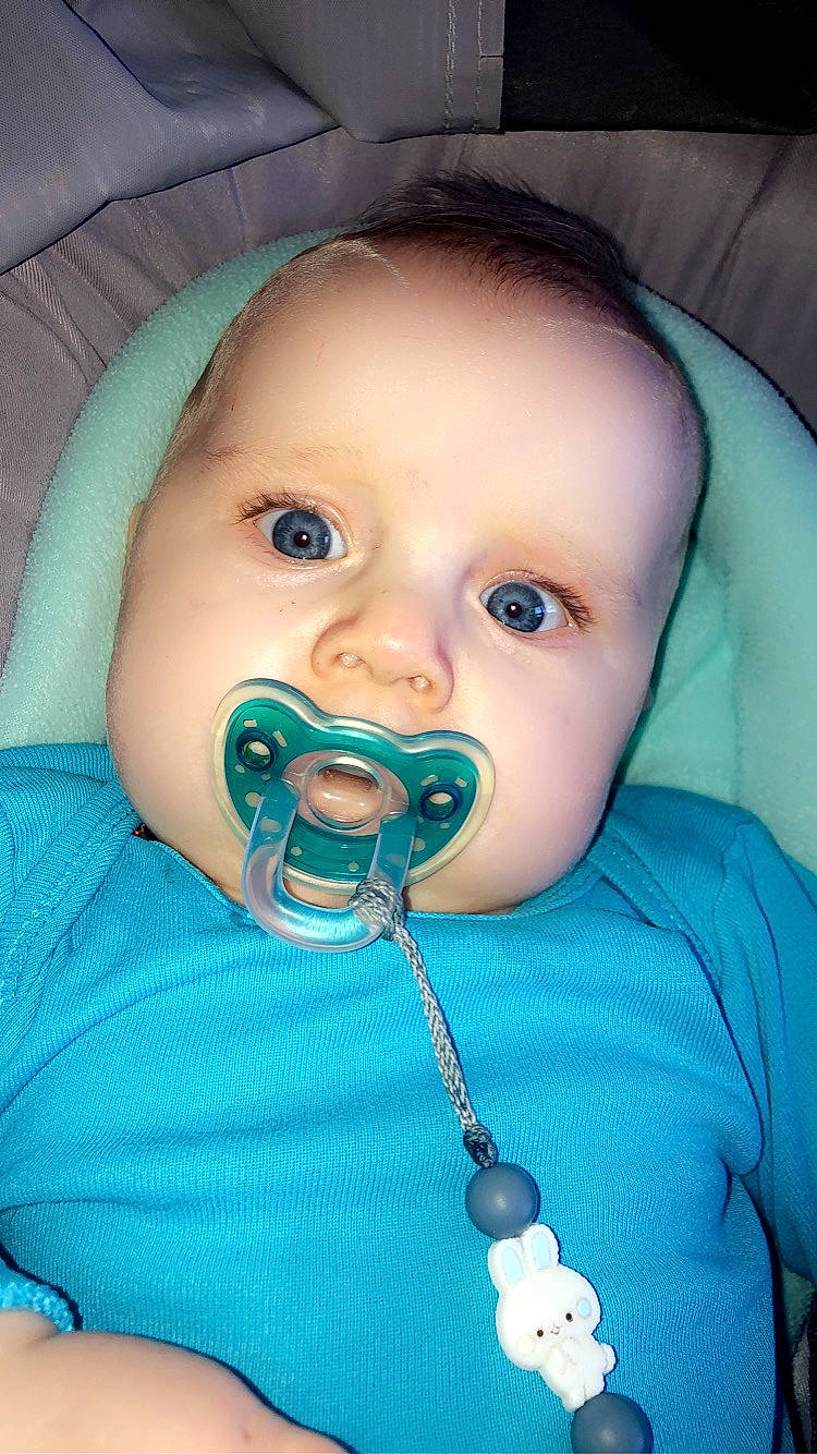 Kayden a rejoint le concours — aidez-le/la à gagner de superbes lots ! azure, baby, baby_toddler_clothing, cheek, chin, eye, eyebrow, face, green, happy, head, human_body, iris, lip, mouth, nose, person, product, skin, sleeve