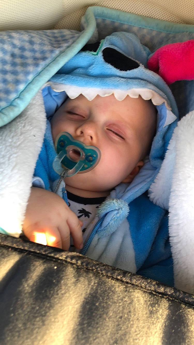 Kayden a rejoint le concours — aidez-le/la à gagner de superbes lots ! baby, baby_products, cheek, child, comfort, electric_blue, eye, eyebrow, eyelash, fashion_accessory, fun, happy, head, headwear, iris, linens, mouth, nose, person, skin