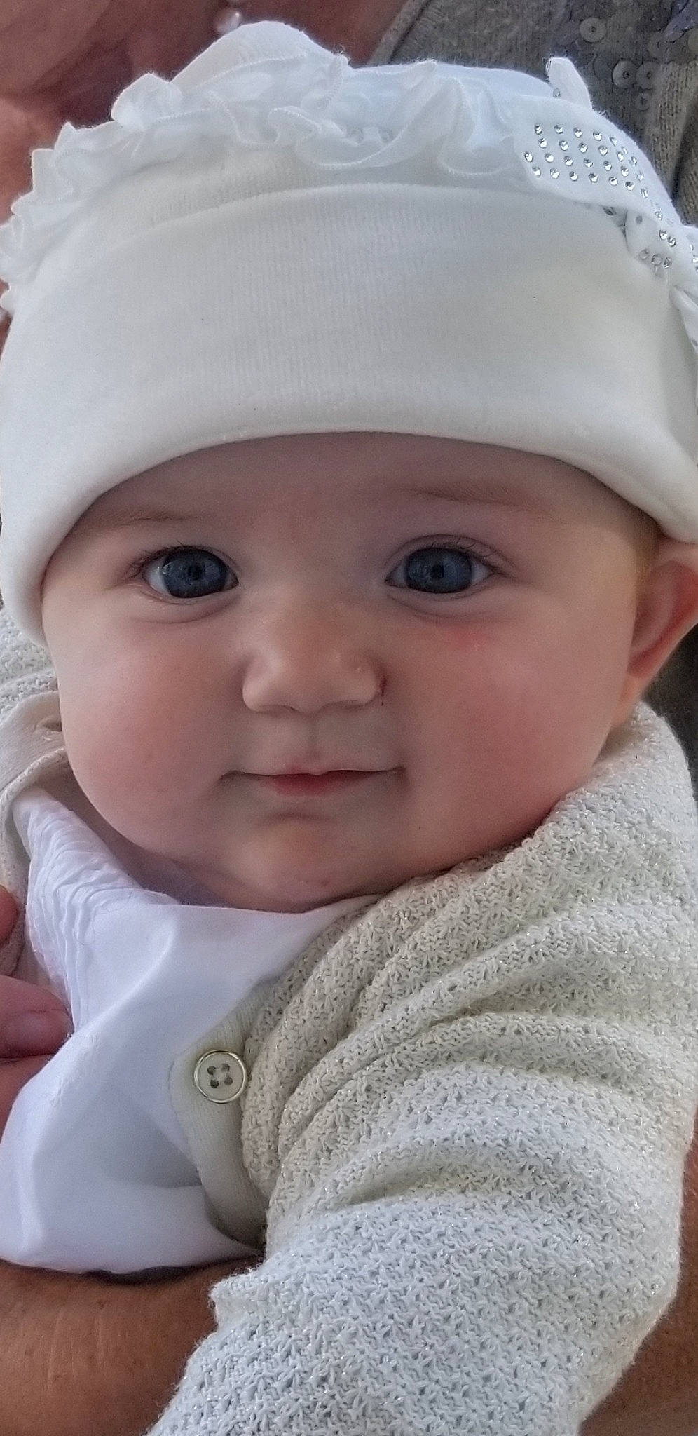 Blanche a rejoint le concours — aidez-le/la à gagner de superbes lots ! baby, bonnet, cap, cheek, child, chin, eye, face, head, headgear, headwear, lip, nose, person, skin, smile, toddler