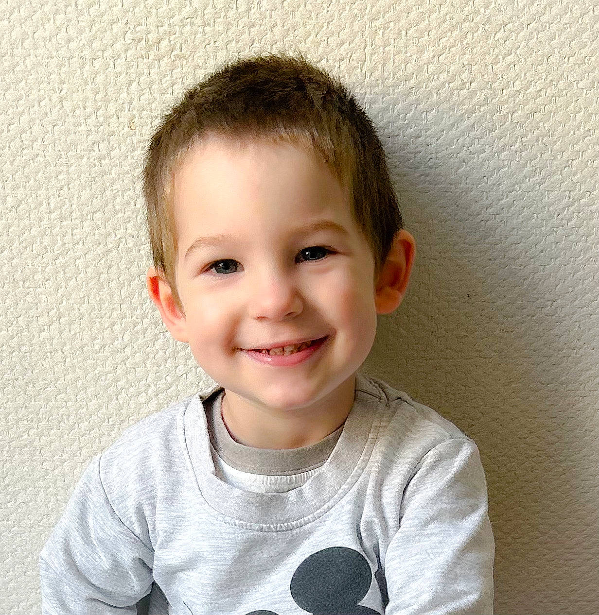 Kelyan participe au concours pour gagner de l'argent avec cette photo : baby_toddler_clothing, cheek, child, chin, eye, eyebrow, eyelash, flooring, forehead, happy, head, iris, jaw, joy, long_sleeved_t_shirt, nose, pattern, person, sleeve, smile
