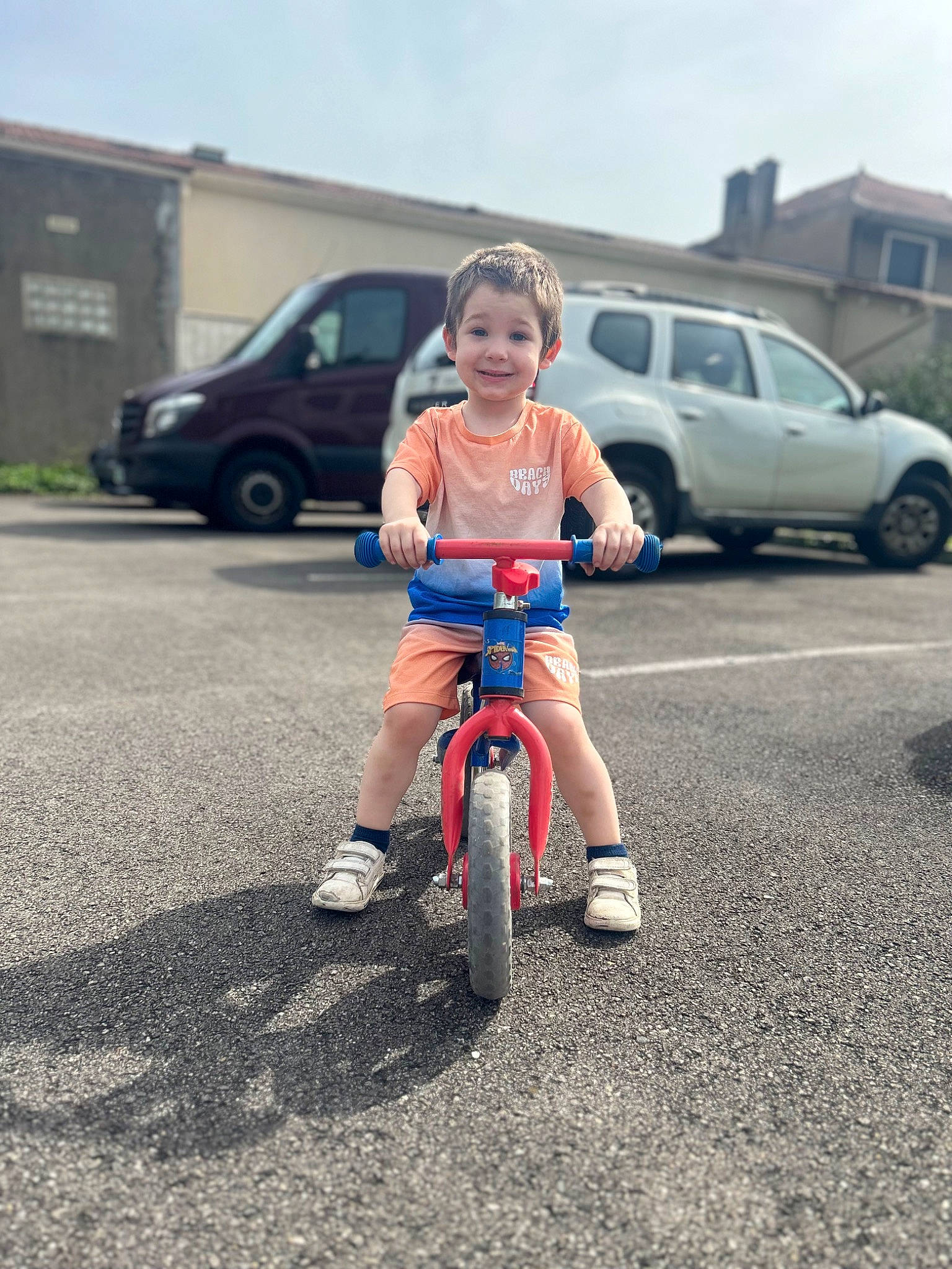Kelyan a rejoint le concours — aidez-le/la à gagner de superbes lots ! asphalt, automotive_tire, baby_toddler_clothing, bicycle, bicycle_accessory, bicycle_frame, bicycle_wheel, bicycles_equipment_and_supplies, car, cycling, helmet, joy, motor_vehicle, person, riding_toy, rolling, sky, spoke, tire, toddler