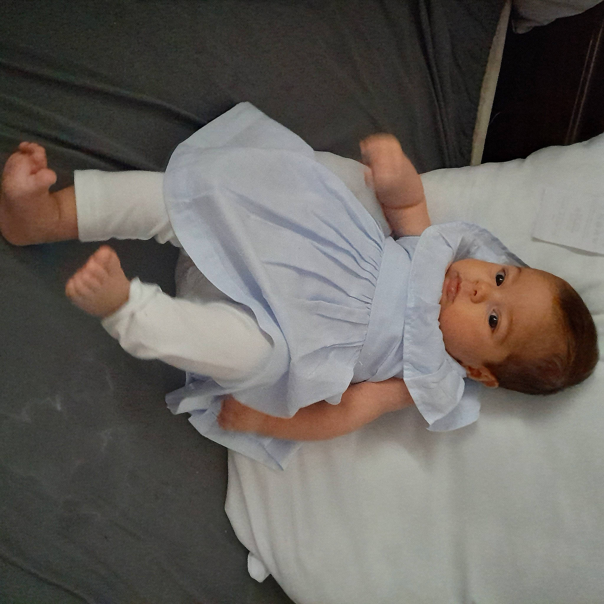 Malya participe au concours pour gagner de l'argent avec cette photo : abdomen, baby, baby_products, baby_toddler_clothing, child, comfort, elbow, finger, flooring, foot, gesture, human_leg, joint, knee, linens, person, sleeve, t_shirt, thigh, toddler