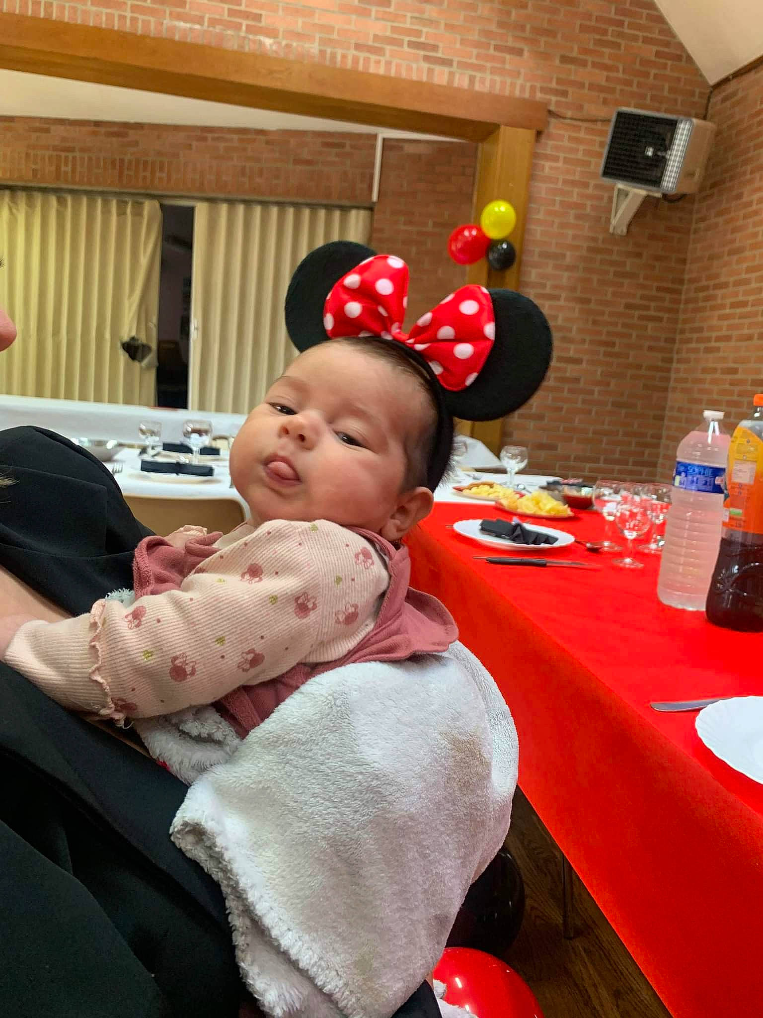 Malya a rejoint le concours — aidez-le/la à gagner de superbes lots ! baby, baby_toddler_clothing, bottle, carmine, child, comfort, event, fun, happy, hat, lap, party_supply, person, plastic_bottle, plate, room, sitting, table, tableware, toddler