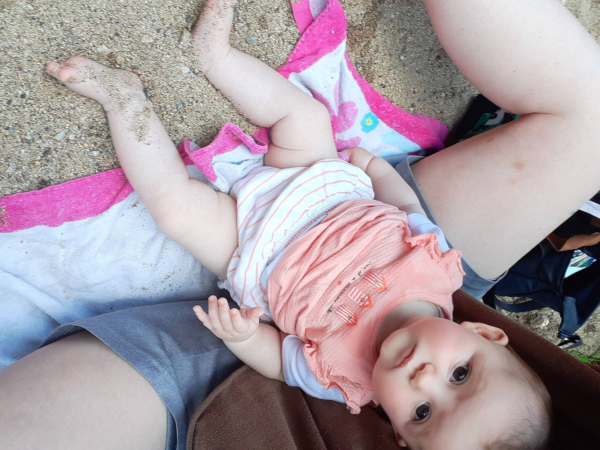 Solara participe au concours pour gagner de l'argent avec cette photo : comfort, elbow, facial_expression, fun, gesture, grass, green, happy, human_leg, knee, leg, leisure, muscle, organ, person, pink, plant, shorts, skin, thigh