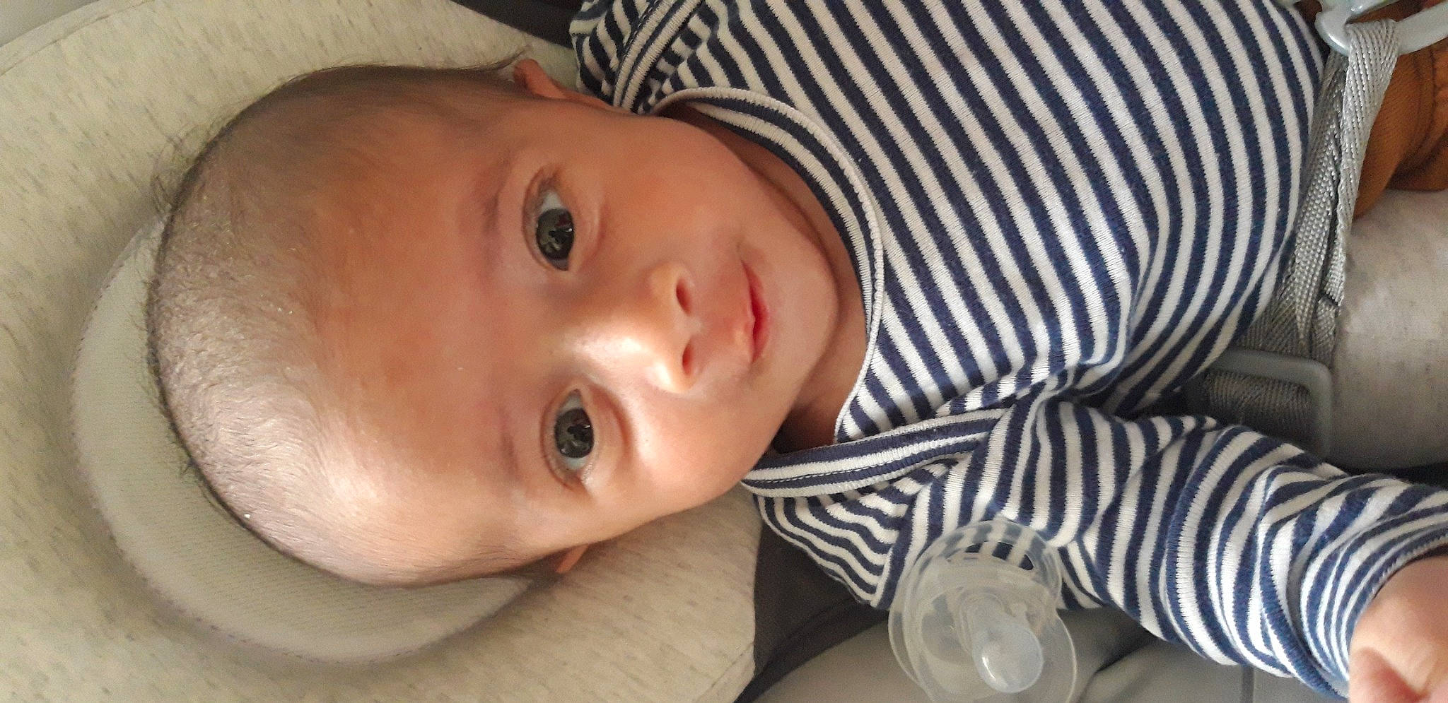 Malone participe au concours pour gagner de l'argent avec cette photo : baby, cheek, chin, eye, eyebrow, eyelash, facial_expression, finger, forehead, hair, hairstyle, headgear, iris, lip, mammal, mouth, nose, person, skin, toddler