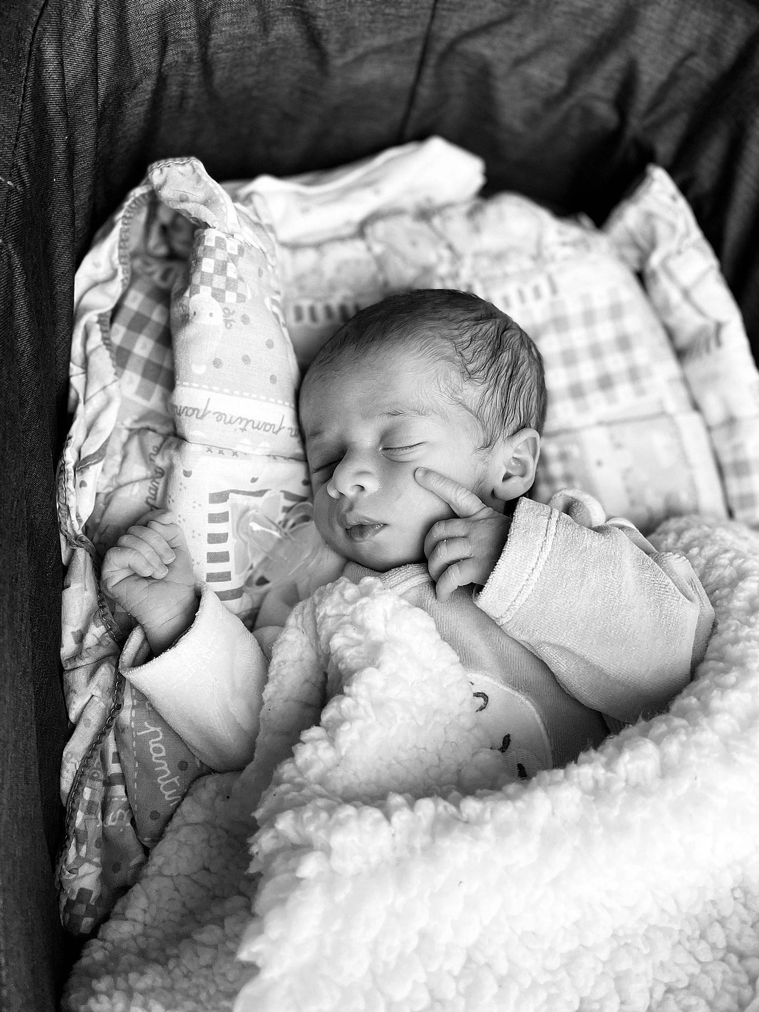 Malone a rejoint le concours — aidez-le/la à gagner de superbes lots ! baby, black, black_and_white, child, comfort, eye, flash_photography, gesture, hand, happy, iris, mammal, monochrome_photography, person, product, skin, style, textile, toddler, vertebrate