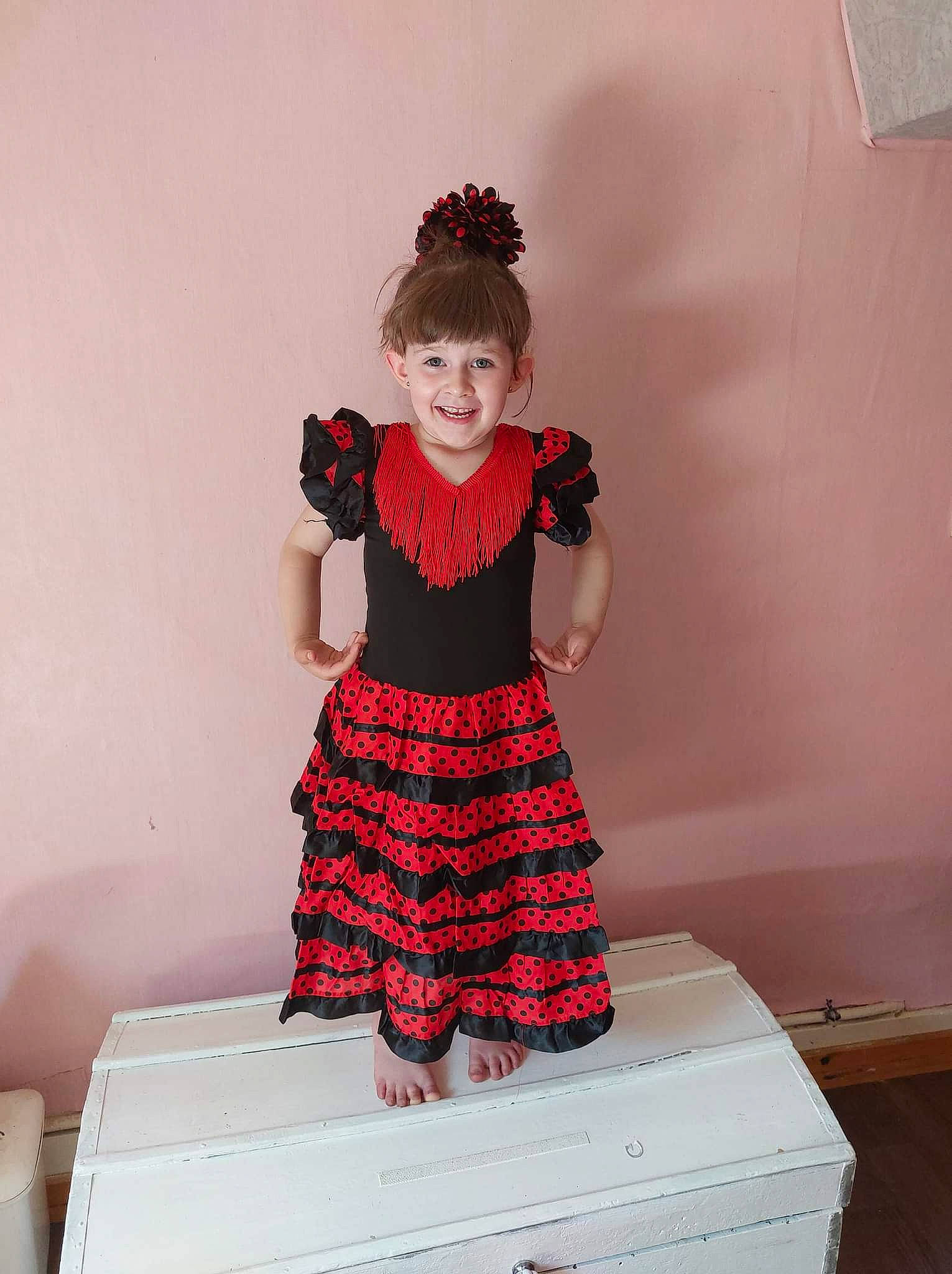 Carol-ann a rejoint le concours — aidez-le/la à gagner de superbes lots ! art, baby_toddler_clothing, child, fashion_design, fun, human_body, joy, knee, magenta, neck, pattern, person, pink, shoulder, sleeve, standing, t_shirt, thigh, toddler, trunk