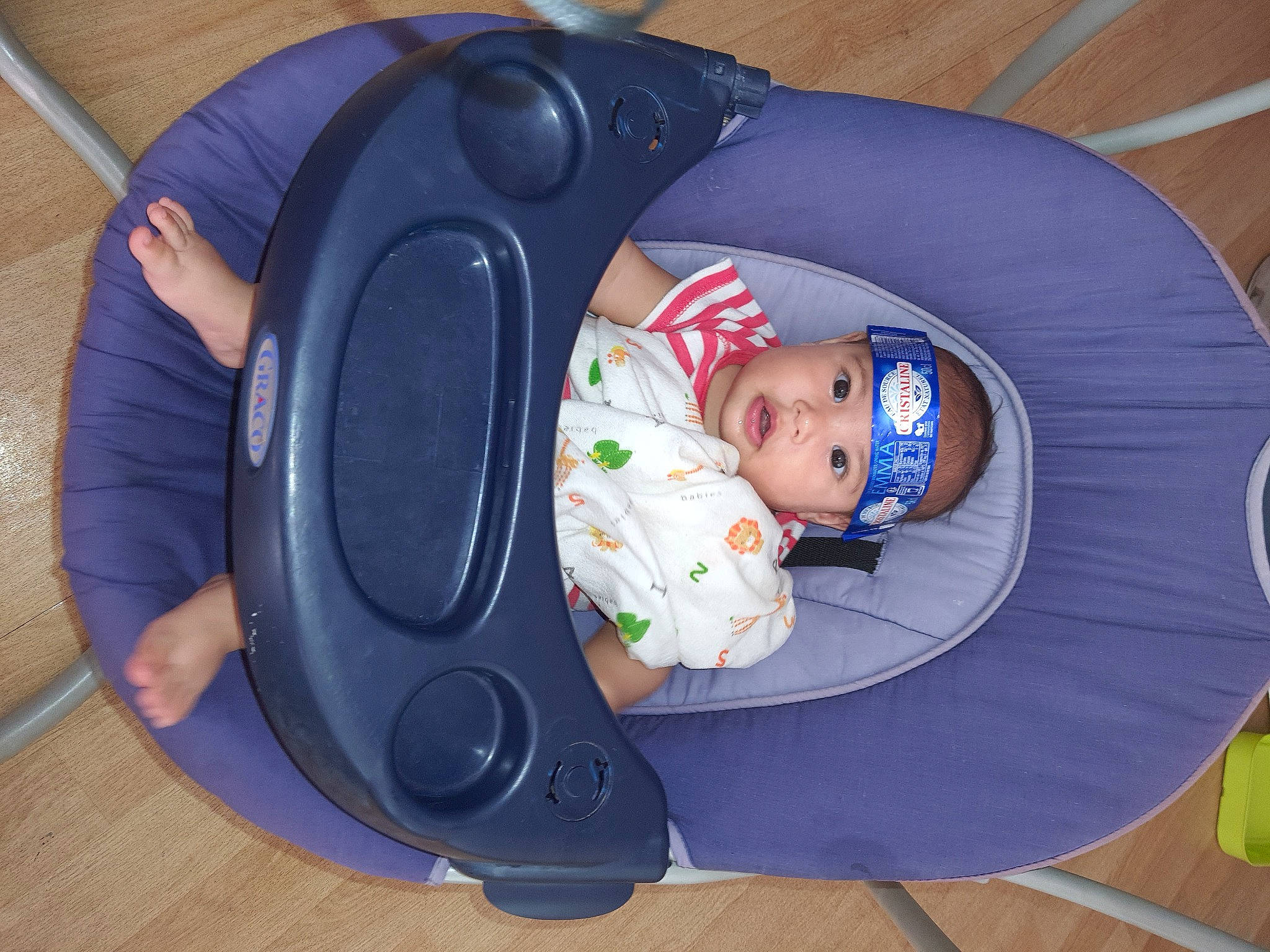 Vaehina a rejoint le concours — aidez-le/la à gagner de superbes lots ! audio_equipment, baby, baby_products, baby_safety, baby_toddler_clothing, baby_toys, chair, child, comfort, electric_blue, fashion_accessory, flooring, fun, hardwood, hat, headwear, person, personal_protective_equipment, product, sitting