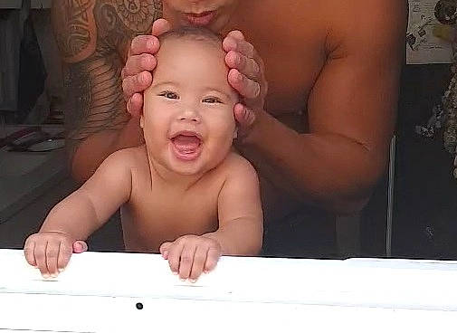 Vaehina participe au concours pour gagner de l'argent avec cette photo : arm, baby, cheek, chin, ear, eye, eyebrow, gesture, hand, head, human_body, iris, lip, mouth, muscle, nose, person, skin, smile, stomach