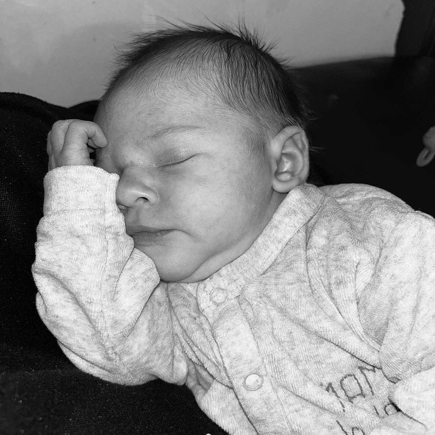 éléa participe au concours pour gagner de l'argent avec cette photo : baby, child, closeup, cozy, cuteness, face, hand, human, indoors, infant, monochrome, newborn, onesie, peaceful, portrait, quiet, resting, skin, sleeping, soft