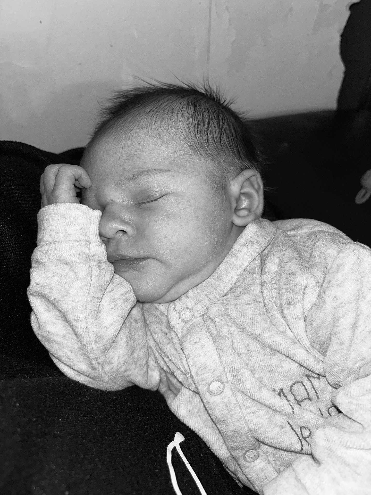 éléa participe au concours pour gagner de l'argent avec cette photo : baby, newborn, sleeping, infant, monochrome, onesie, peaceful, portrait, closeup, face, hand, soft, cozy, child, cuteness, resting, human, skin, quiet, indoors