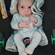 Hélios a rejoint le concours — aidez-le/la à gagner de superbes lots ! baby, car_seat, blanket, onesie, infant, expression, seatbelt, polka_dot, child, cute, indoors, person, clothing, sitting, young, head, face, hand, footwear, safety