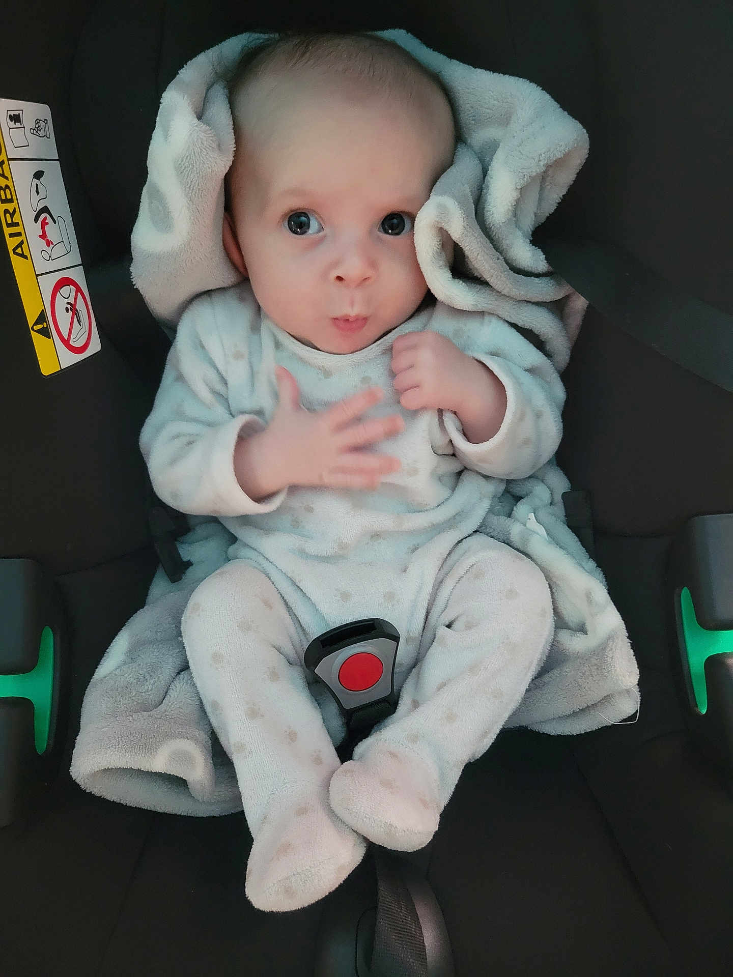 Hélios a rejoint le concours — aidez-le/la à gagner de superbes lots ! baby, car_seat, blanket, onesie, infant, expression, seatbelt, polka_dot, child, cute, indoors, person, clothing, sitting, young, head, face, hand, footwear, safety
