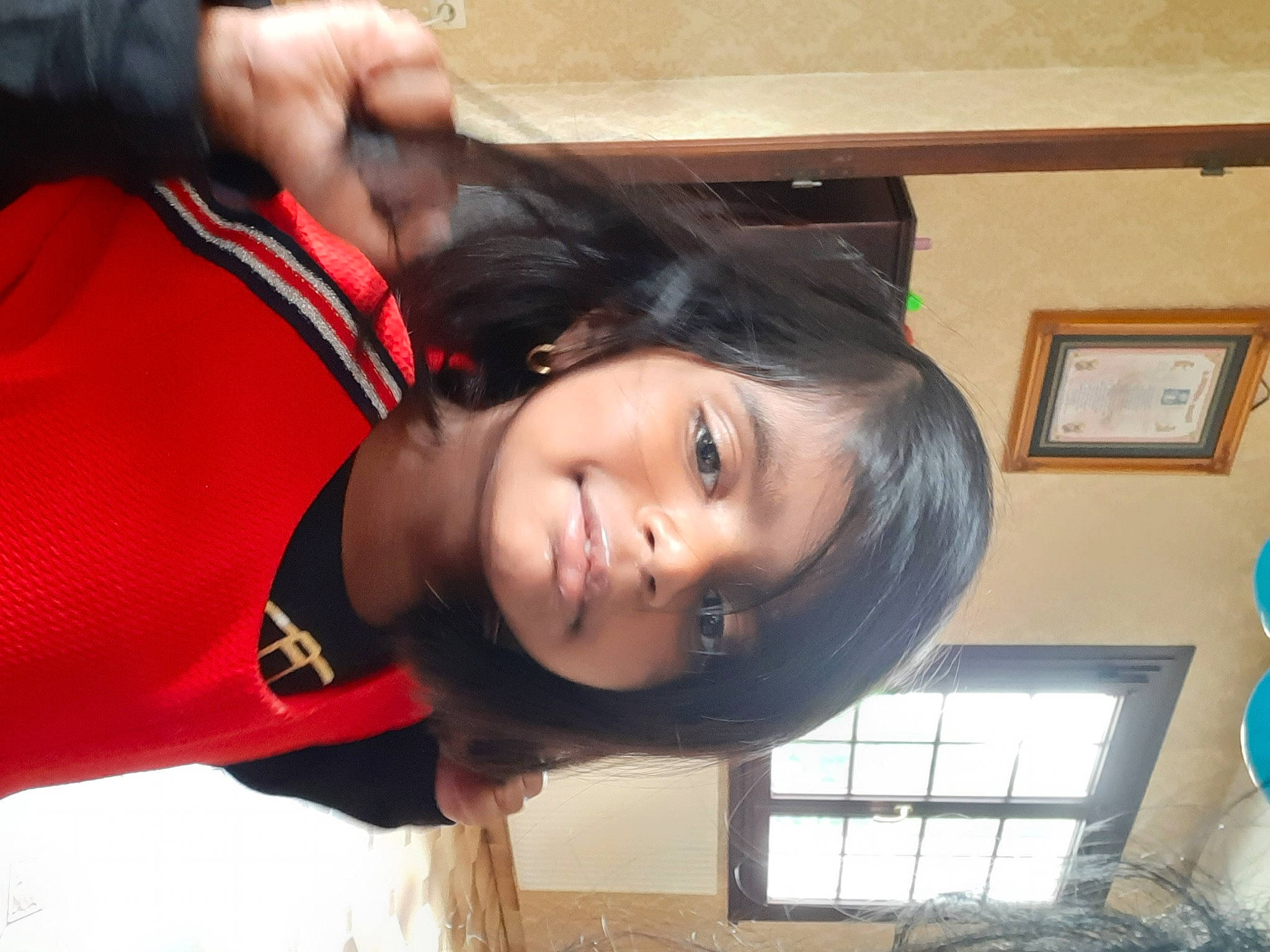 Josline participe au concours pour gagner de l'argent avec cette photo : black_hair, bracelet, cool, eyelash, forehead, hairstyle, jaw, lip, nail, person, picture_frame, selfie, throat, wrist