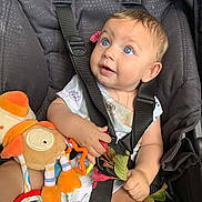 Valentina participe au concours pour gagner de l'argent avec cette photo : baby, child, blue_eyes, car_seat, peg_perego, plush_toy, leaf, straps, clothing, hand, face, infant, seatbelt, cute, expression, looking_up, toy, indoor, person, closeup