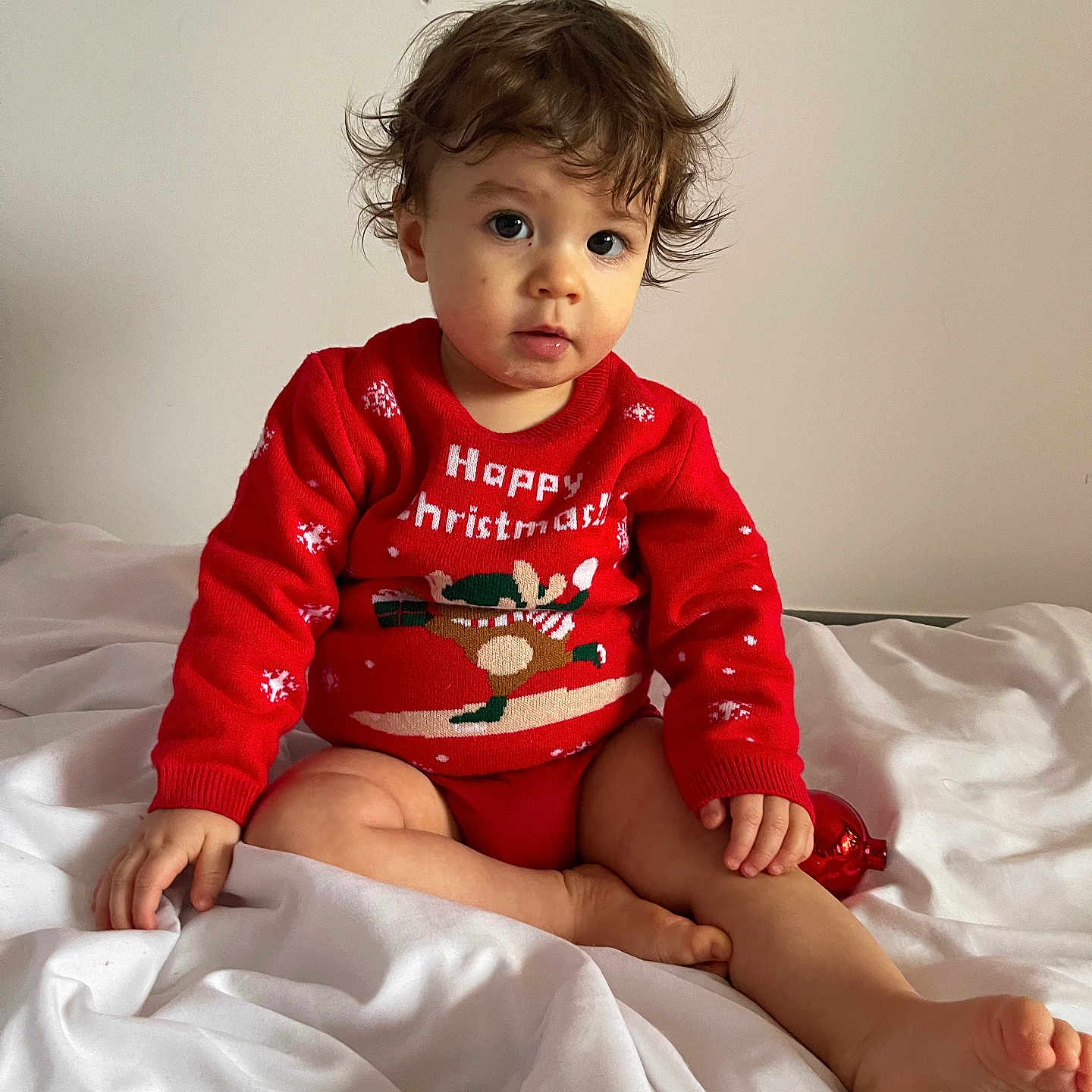 Liam a rejoint le concours — aidez-le/la à gagner de superbes lots ! baby, bed, bodypart, clothing, couch, dress, face, finger, furniture, hand, happy, head, indoors, longsleeve, person, photography, portrait, sitting, sleeve, smile