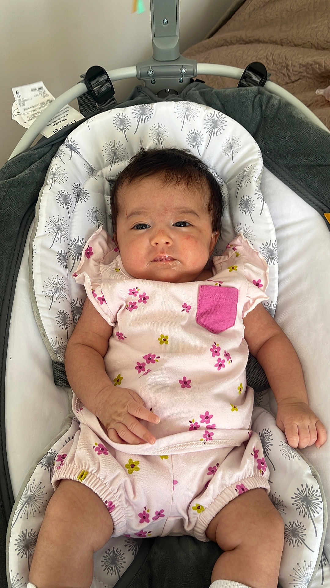 Bala a rejoint le concours — aidez-le/la à gagner de superbes lots ! baby, infant, child, pink_clothing, floral_pattern, baby_rocker, cushion, face, arms, legs, indoor, fabric, soft_texture, cute, resting, newborn, person, sitting, comfortable, expression