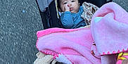 Bala a rejoint le concours — aidez-le/la à gagner de superbes lots ! baby, blanket, casual, child, clothing, comfort, cozy, cute, daytime, hand, infant, outdoor, pavement, person, stroller, thumb_sucking, transportation, walking, warm, wheel