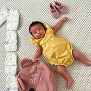 Bala a rejoint le concours — aidez-le/la à gagner de superbes lots ! baby, baby_accessories, backpack, child, cute, diapers, footwear, fuzzy, indoor, infant, lying_down, pink, pink_shoes, portrait, question_mark, soft_toys, textured_blanket, white_blanket, yellow, yellow_romper